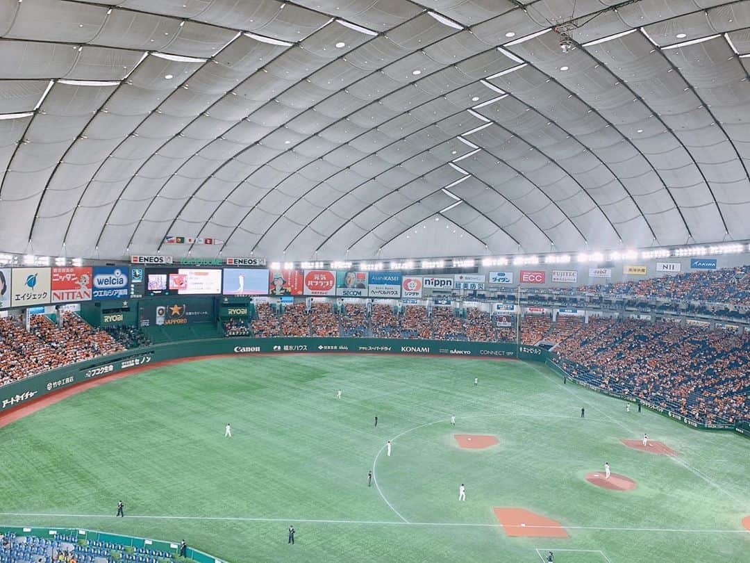 新保友映さんのインスタグラム写真 - (新保友映Instagram)「今日はここからでした⚾️ これで今年の現地観戦は終了✨ 医療従事者の皆様のおかげ、そして全球団や全球場、関わる全ての方々のおかげで今年も野球をたくさん楽しむことができました。ありがとうございました。 今日以降も公式戦、CSや日本シリーズもあり、まだまだ楽しみますが😃ひとまず、本当にありがとうございました！  無観客での神宮球場の試合を日本青年館に宿泊して眺めたとき。場内のあまりの静けさに胸が締め付けられそうな気持ちになったこと。 5000人動員が可能になり球場に行けた時の喜び、観戦対策の徹底ぶりに感謝したこと。 東京ドームでの5000人はあまりに観客密度が低くて、おそらく換気対策も、より強めにしていたからか夏だったのに寒いくらいだったこと。 収容人数が半分になり、応援団も活動が可能になり、拍手の大きさや応援にも勢いが出たこと。 そして今日、今季最大人数の動員でドームの天井に応援の拍手が共鳴するほど響いていたこと。 2020年の観戦は、全てが忘れられないことばかりです。  コロナに対して本当に正しい対策が何なのかまだ不明点ばかりですが、これからもできることは徹底し、また来年笑顔で球場で応援できるよう努力したいと思います。  そして、坂本勇人選手2000安打達成おめでとうございます！！！✨🎉2001本目がホームランなんて、本当にすごいです…✨  #坂本勇人 選手 #2000安打達成 #おめでとうございます  #巨人 #giants  #ジャイアンツ #読売ジャイアンツ  #読売巨人軍 #ヤクルト #ヤクルトスワローズ #スワローズ #yakult #swallows #東京ヤクルトスワローズ #東京ドーム #野球 #baseball #야구 #東京 #tokyo #野球観戦  #感謝」11月8日 20時08分 - tomoemoe0520