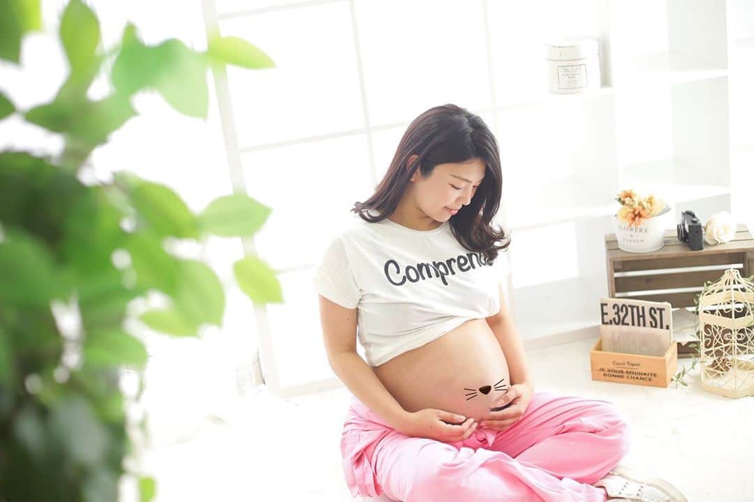 渡辺かなえのインスタグラム：「いつ産まれてもおかしくない臨月撮影w  #38w3d  もうお腹下がってる👶 #作業着妊婦#マタニティフォト #マタニティフォト衣装」