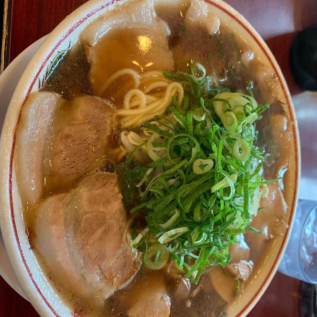 津田篤宏のインスタグラム：「京都で並んでラーメン食べた。 写真が横にしかならない。縦で撮るべきやった。今日の夜ロバート山本さんとデッドバイデイライト21時からやります。見てねん」