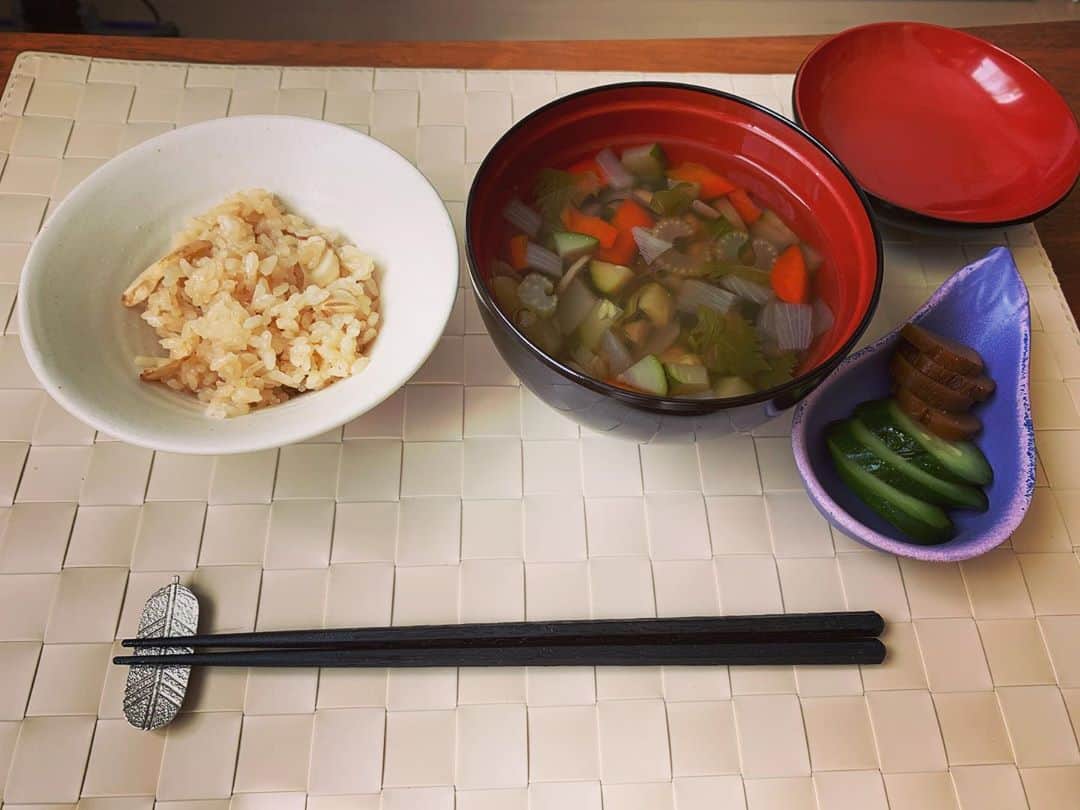 幸田もも子さんのインスタグラム写真 - (幸田もも子Instagram)「先日縁起のいい素敵なお茶碗とお小皿と箸置きゲットしたの🗻🦅🍆幸せな朝ご飯いただきます😊」11月8日 11時11分 - momokokouda