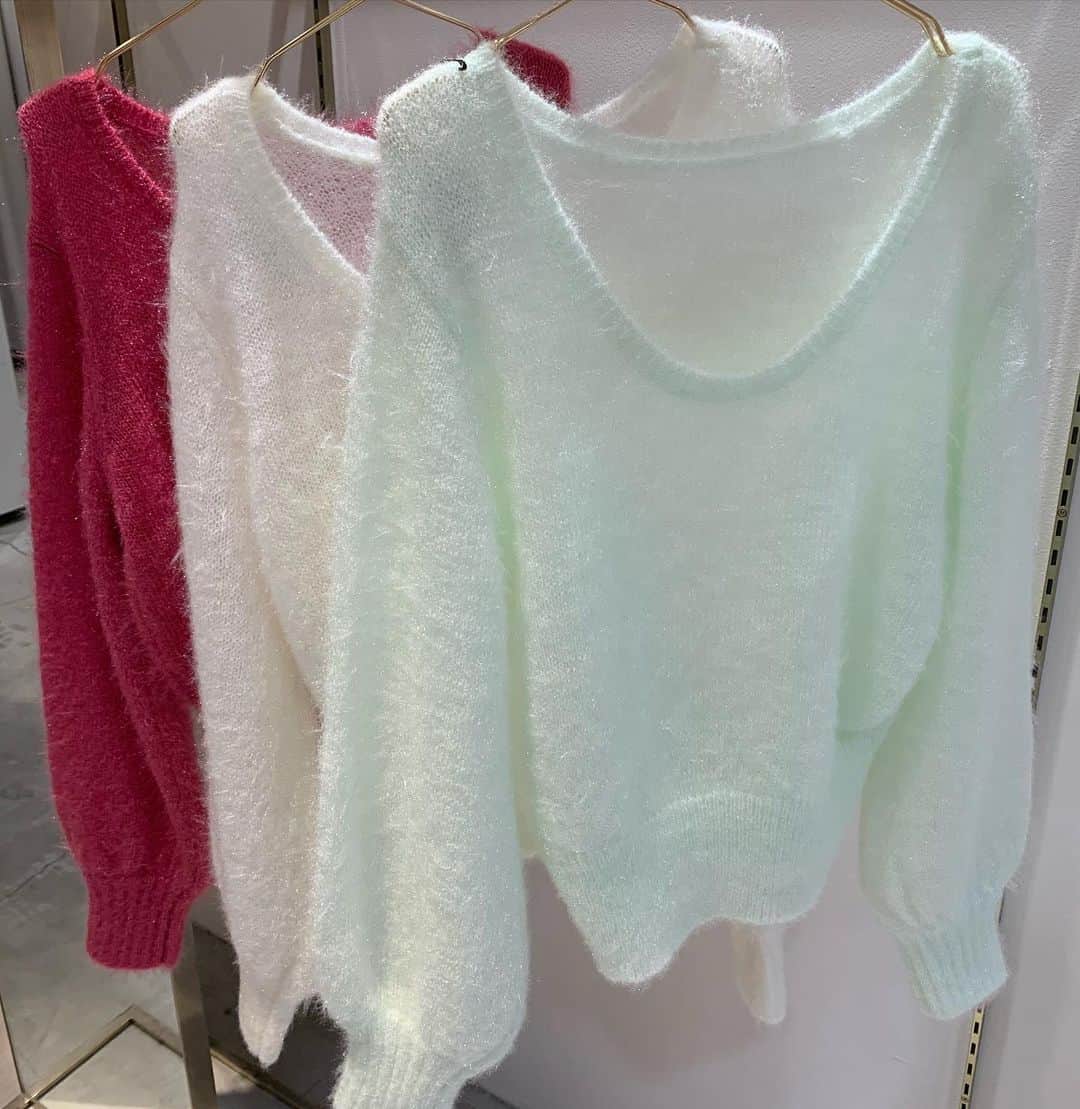 Ravijour札幌4丁目プラザ店のインスタグラム：「大人気のシャギーニットが リニューアルして登場❤️  昨年のデザインよりもバックの開きを 狭めることで上品な肌見せでより 着やすいデザインになりました❤️  詳細はブログにてご確認下さい❤️  #ravijour  #ravijourstaff  #ravijour_official  #ravijoursapporo  #ラヴィジュール #ルームウェア」