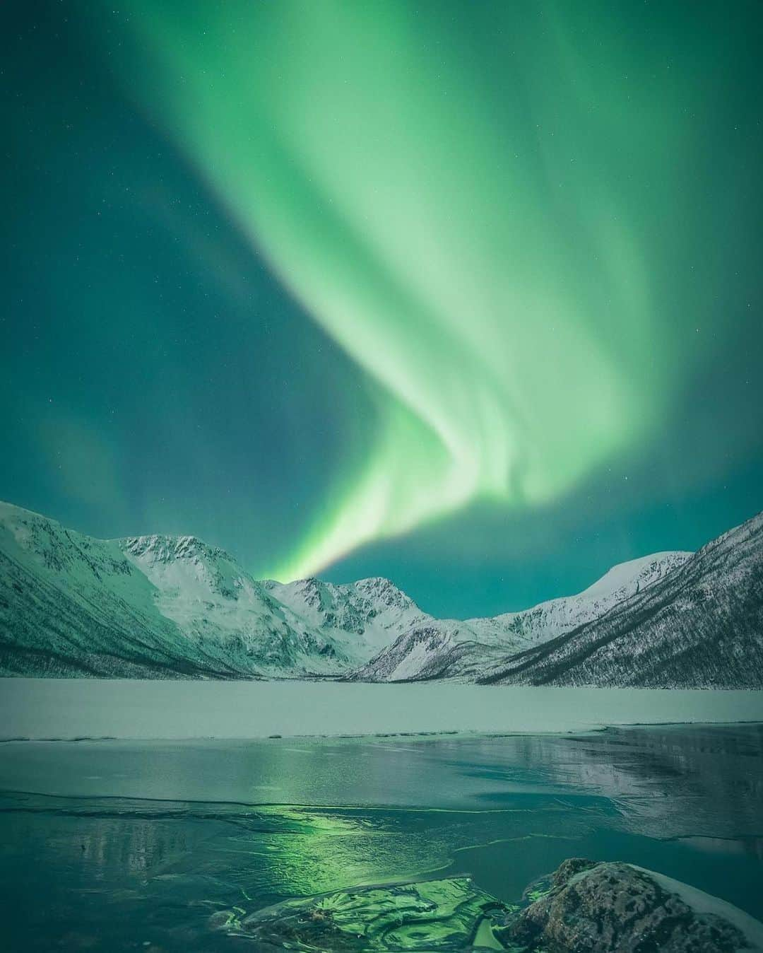 BEAUTIFUL DESTINATIONSさんのインスタグラム写真 - (BEAUTIFUL DESTINATIONSInstagram)「Earth's all-natural light show. 💫 The otherworldly aurora borealis, or northern lights, is a stunning phenomenon that's absolutely indescribable. Bookmark this to capture the moment you see them!  5 BD Tips for Northern Lights Photography ⬇️ 1. Head out to areas with little to no light sources—Tromsø, Kirkenes, and the Lofoten Islands are some prime spots in Norway. 2. Use a tripod or monopod for a steady shot. 3. Make sure that the shutter speed is no slower than 1/200 seconds to ensure sharpness. 4. Use a fast lens and set the camera at a high ISO value to keep the shutter speed as fast as possible. 5. Keep spare fully charged batteries since they tend to lose power faster in cold weather.   With these tips (and a lot of patience), you'll get one step closer to taking excellent Aurora Borealis photos like these. From 1-7, which photo speaks out to you the most?✨  📸 @eventyr 📍 Tromsø, Norway」11月8日 11時12分 - beautifuldestinations