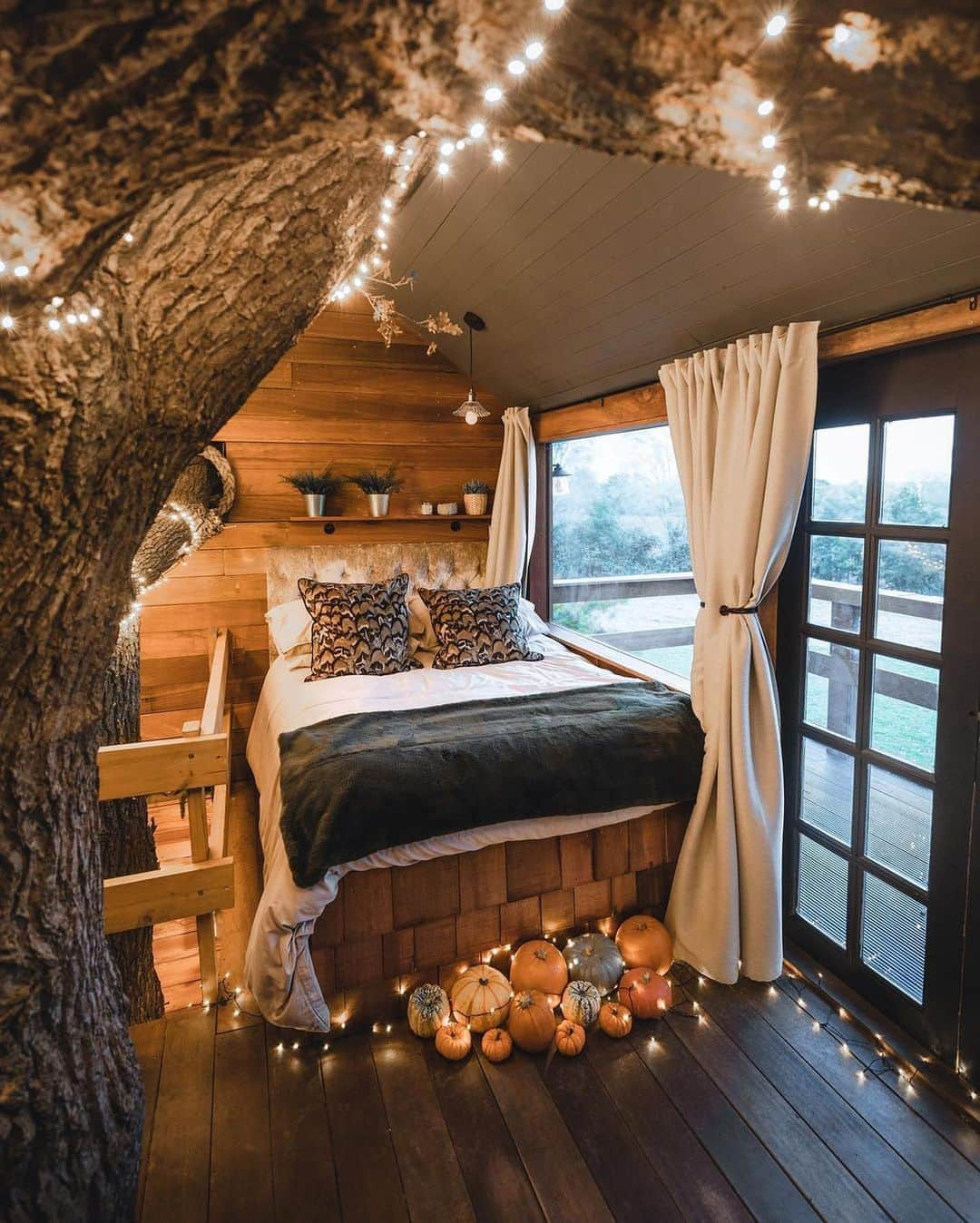 BEAUTIFUL HOTELSさんのインスタグラム写真 - (BEAUTIFUL HOTELSInstagram)「Itching to get away from the city? Only an hour away from London, Coleman's Farm lets you be closer to nature—in comfort and in style. 🍂  Be it in the hot tub, by the fire, or snug in the rustic bedroom, this sanctuary is the perfect place to rest and recharge. 🛀  Fun fact: The property has been run by the owner's family for over 100 years, so you can be assured of a warm and home-like stay here. 😌  📷 @jameslloydcole 📍@colemansfarm, Essex, United Kingdom」11月8日 11時15分 - beautifulhotels