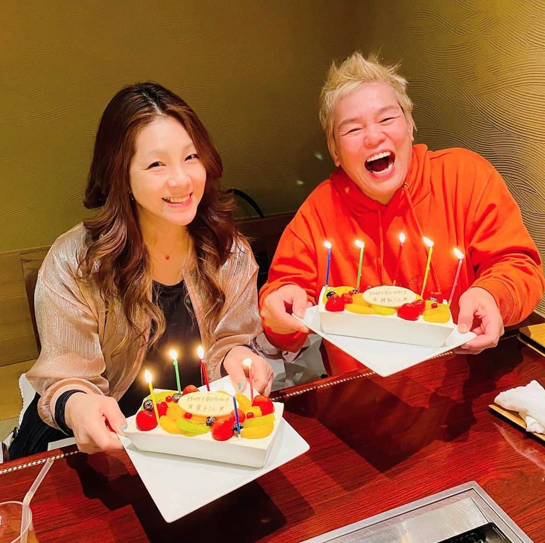 井上貴子のインスタグラム：「きのうは たくさんのメッセージ ありがとうございました。  この写真は誕生日前日で 神取さん（10月30日）と 一緒にお祝いして頂きました。  神取さんは GUCCIのゴールドのキャップ。  アタシは GUCCIのラメラメのリバーシブルのマフラーを頂き  更に この貴重な胡蝶蘭。  まだ世に出回っていない 新種のようです。  とても鮮やかで 大好きなカラーです。  毎年覚えてくださって ありがとうございます。  そして 諸先輩方、後輩のみなさん たくさんのメッセージ 感謝しています。  ありがとうございました♡  ちなみに 1番にメッセージくれたのは…  前日にフライングで（笑）  ブル中野さんでしたーー。  そーゆーところが チャーミング♡  正当な1番は敏腕マネージャー 田口氏でーーす^ ^  Happyで^ ^  コロナ禍に携わる 全てのお仕事の皆様。  心から 感謝しています。  引き続き油断せず お気をつけて お過ごし下さいませ。  #井上貴子  #LLPWX #女子プロレス #紅緒と柊音 #トイプードル #GUCCI #マフラー欲しかったの #胡蝶蘭育てるぞ #バースデーイブ #神取忍 #YouTubeはじめるそうです #TikTokはじめてみた #Twitterも見てね #感謝 #STOPCOVID19」