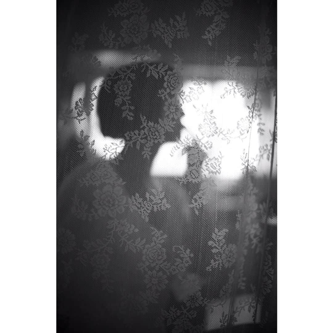 今村沙緒里のインスタグラム：「Photography by  Herbie Yamaguchi. わたしたちのロミオとジュリエット2020 ハービーさんのご自宅にて。 魔法みたいな瞬間でした。 素敵な日曜日を！ #photography #photomovie #blackandwhite #creative #사진 #写真 #ハービー山口 #わたしたちのロミオとジュリエット2020」