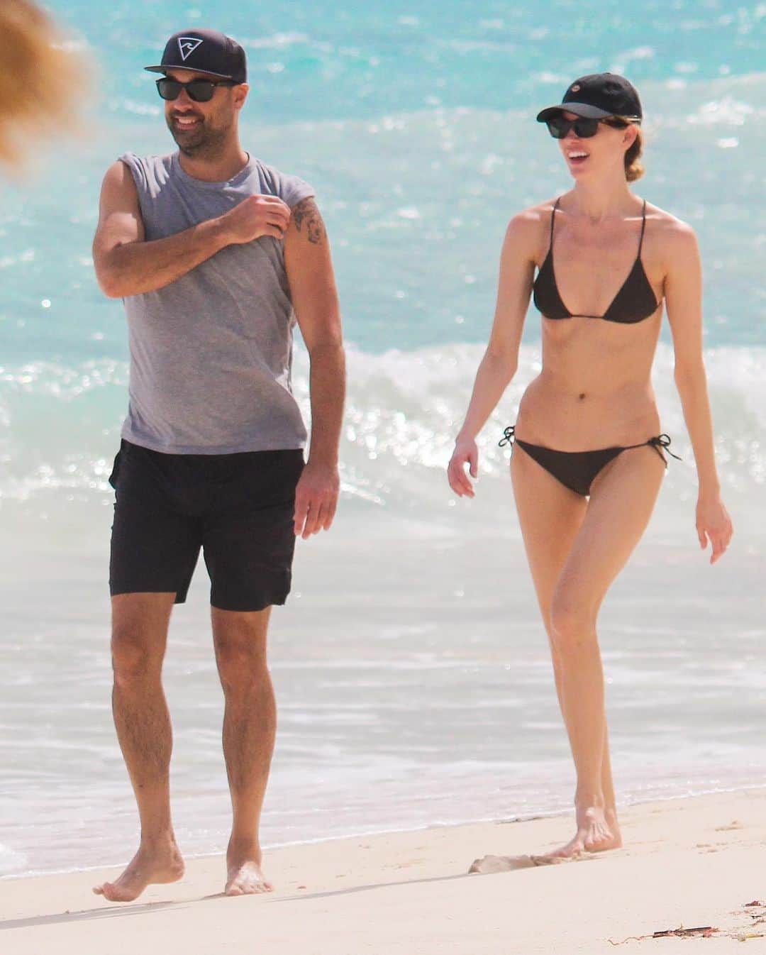Just Jaredさんのインスタグラム写真 - (Just JaredInstagram)「Model @marthahunt and her fiancé Jason McDonald were spotted at the beach in Tulum, Mexico this weekend. #MarthaHunt #JasonMcDonald Photos: Backgrid」11月8日 11時27分 - justjared