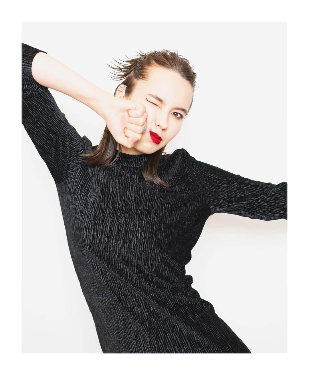 ロビンのインスタグラム：「💄💄💄  @marie1227claire   By @robin_officialjp   #shooting #fashion #redlips」