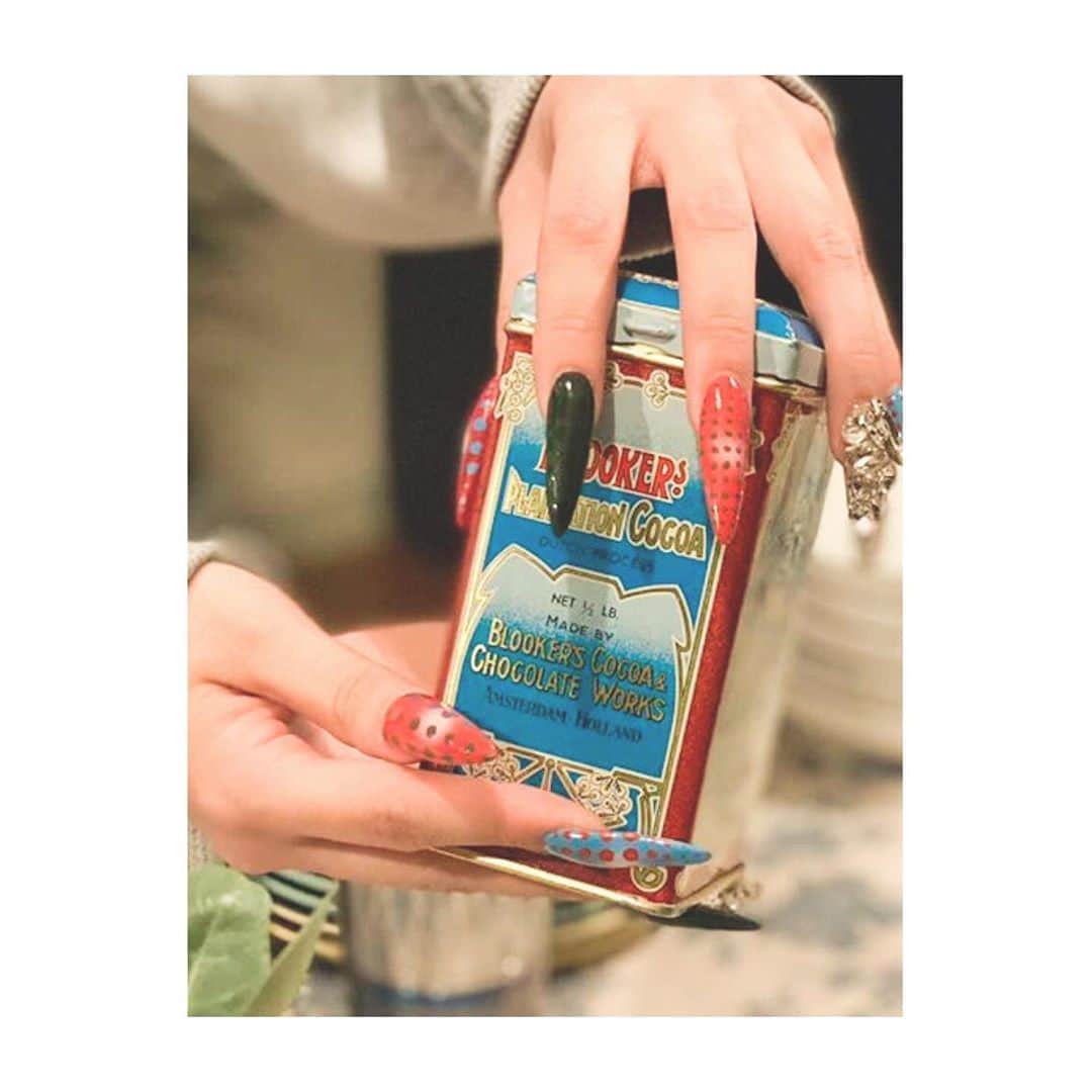 串戸ユリアのインスタグラム：「Cookie Monsters is in da house   🍪🍫🍪🍫🍪🍫  #🍪 #🍫   モアナのネイルがギャルかわいすぎて キャプテンのヨーロッパみやげの お気に入りのチョコ缶との 物撮りが始まった昨晩。  こげぴがたくさん撮ってくれたけど 結局何げなく撮ってた1枚目がいいあるある。」