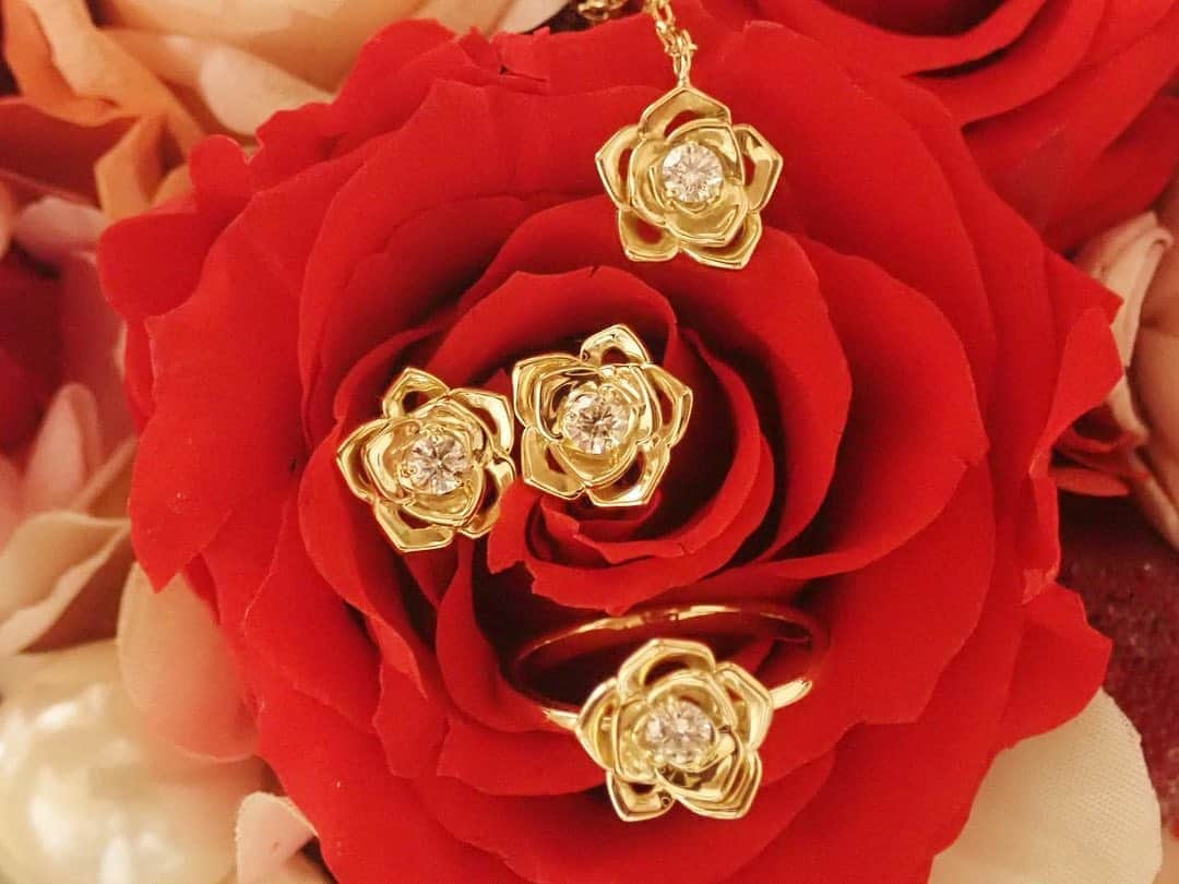 𝐇𝐈𝐍𝐀𝐊𝐎のインスタグラム：「❤️❤️❤️ ・ ・ 2020Christmas Collection Rose ・ 薔薇モチーフに大粒のダイヤモンドを 留めた華やかでエレガントなジュエリー💎 ・ 薔薇の花言葉や色や本数でかわりますが、 全体として情熱、愛情、美・成功を与え 素敵な愛を得られると言われています👀❣️ 花びら1枚1枚を繊細に作りこみ、 華奢なつくりになっています✨ 立体感にこだわり、大人の女性に着けやすい 高級感のあるデザインに仕上げました🙇‍♀️ 素材の艶めきとダイヤモンドの輝きが引き立ちます✨✨ ・ ダイヤモンド0.09ct ・ ・ ローズリング¥65.000- ローズネックレス¥65.000- ローズピアス¥70.000- (プラチナ k18共に) ・ ・ ・ #クリスマスローズ #新作ジュエリー  #3点セットジュエリー #一生もの #ラブイズ  #クリスマスコレクション #クリスマスコレクション2020 #ホリデーコレクション #ホリデーコレクション2020 #ラブイズ #オーダーメイドジュエリー #クリスマスプレゼント #ご褒美ジュエリー   ・ 🌹🌹🌹」