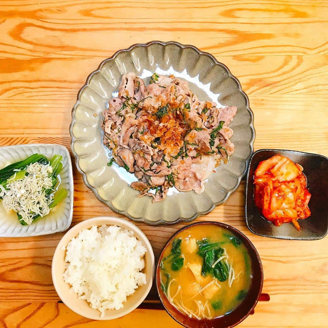 土井玲奈さんのインスタグラム写真 - (土井玲奈Instagram)「おうちごはん🍚 ・豚肉の梅しそ炒め ・小松菜とじゃこのおひたし ・キムチ ・ほうれん草とえのきの味噌汁  おうちごはん紹介習慣🍚 梅干しが余ってたので、 やったことないレシピ挑戦！ 豚の脂と梅の酸味が相性抜群すぎて 最高に美味だった、、🤤♥️ 見た目地味だけど笑 次は何か具を増やそ✨  お味噌のえのきは 買ってすぐ凍らせたものを使用。 きのこって凍らせると 旨味も栄養価もあがるんやって！ たしかに味噌控えめにしても めちゃくちゃ濃厚だった、、！🍄 ぜひお試しあれ！  #おうちごはん  #豚肉の梅しそ炒め #梅干しレシピ  #冷凍きのこレシピ  #dinnertime #저녁밥 #晚餐 #makanmakan  #土井ごはん」11月8日 11時30分 - doixreina