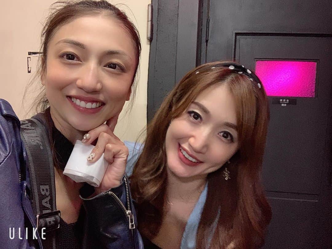 のインスタグラム：「@mio.gray  誕生日おめでとう❤️ これからもよろしくお願いします。 @ami_nakagawa_  @mio.gray  #中川愛海 #一日一回カンパイ」