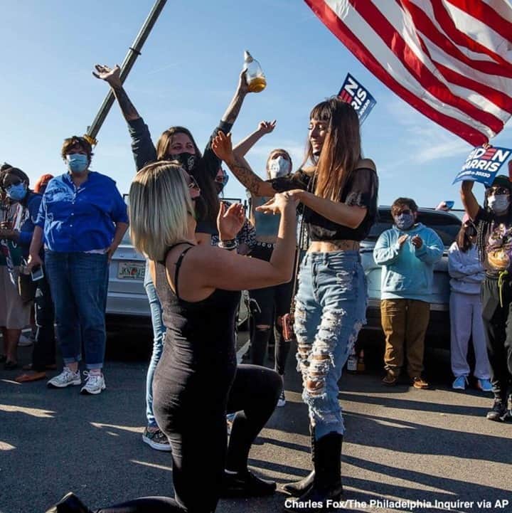 ABC Newsさんのインスタグラム写真 - (ABC NewsInstagram)「A couple gets engaged at a celebration in Wilmington, Delaware, following the characterization of Joe Biden as the apparent winner of the 2020 presidential election. #joebiden #donaldtrump #election2020 #wilmington #proposal #engaged」11月8日 11時45分 - abcnews