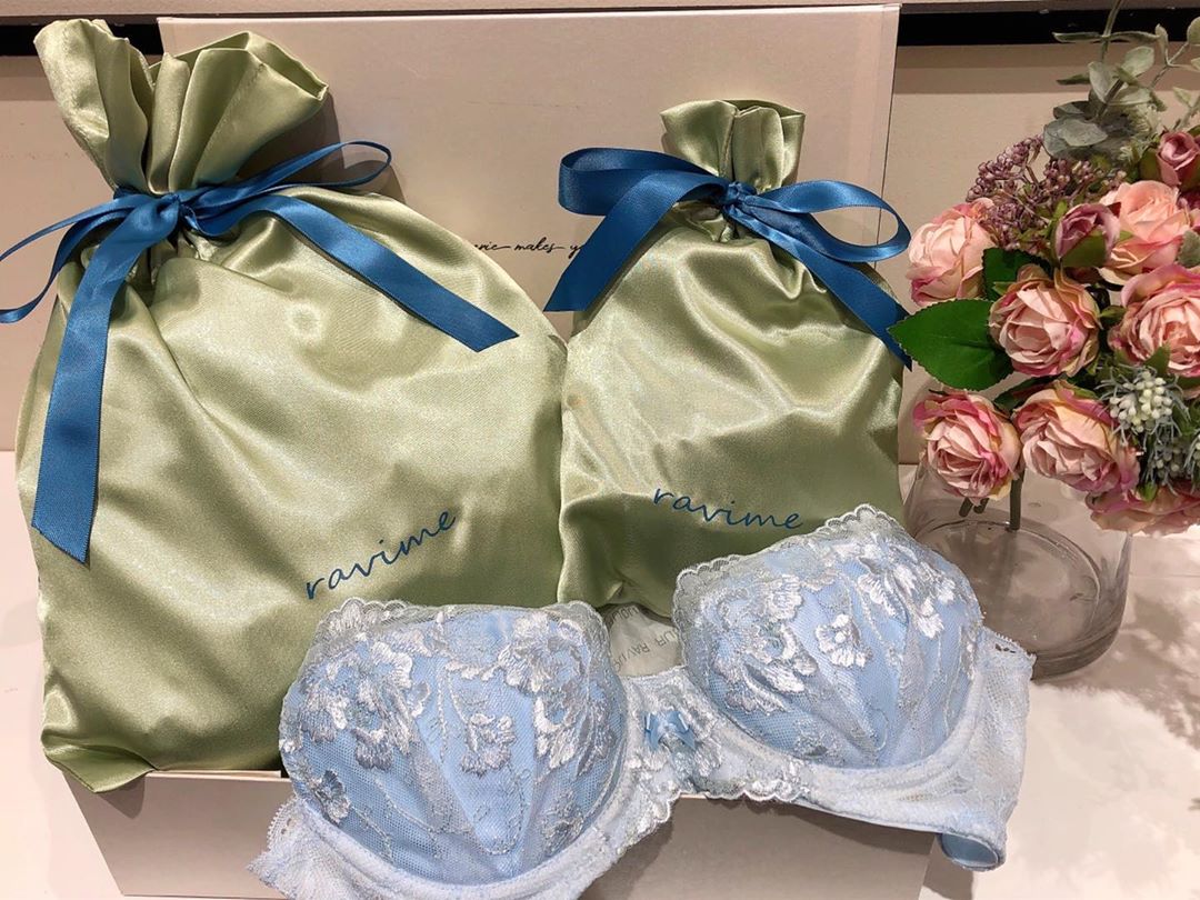 Ravijour札幌4丁目プラザ店のインスタグラム：「ravi meお買上げの方にプレゼント🎁 詳しくはブログへ✈  #ラヴィジュール #ravijourstaff  #ravijour_official  #ravijoursapporo」