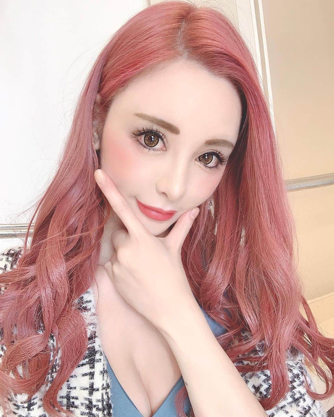 りんのインスタグラム：「携帯📲の、カメラ📸が壊れて🤯💥 写真を全然、撮ってなかった…。。🥺🥺🥺💔💔💔  アンクで ヘアもマツエクも一緒にしてきた💘🥰🥰  ⭐️上まつ毛 　フラットラッシュ200本(土台にアップワードラッシュ) ⭐️太さ→0.2ミリ  ⭐️長さ→13ミリ ⭐️カール→Dカール   ⭐️下まつ毛 　最高級セーブルエクステ60本 ⭐️太さ→0.15ミリ ⭐️長さ→8ミリ ⭐️カール→Jカール  担当🌹店長　平本 実穂さん👼  カラー💇‍♀️も、またピンク💗💘 カラーが、定着してきてくれて嬉しい❣️🙆‍♀️✨✨  担当🌹さくさん👼  いつも大満足な、仕上がりー💖🤩👌🎶  ラフトは、全部が一緒に出来ちゃうから 本当に最高〜❤️❤️🥳👏💯✨✨  #ankhcrossraft #ankhcrosseyelash」
