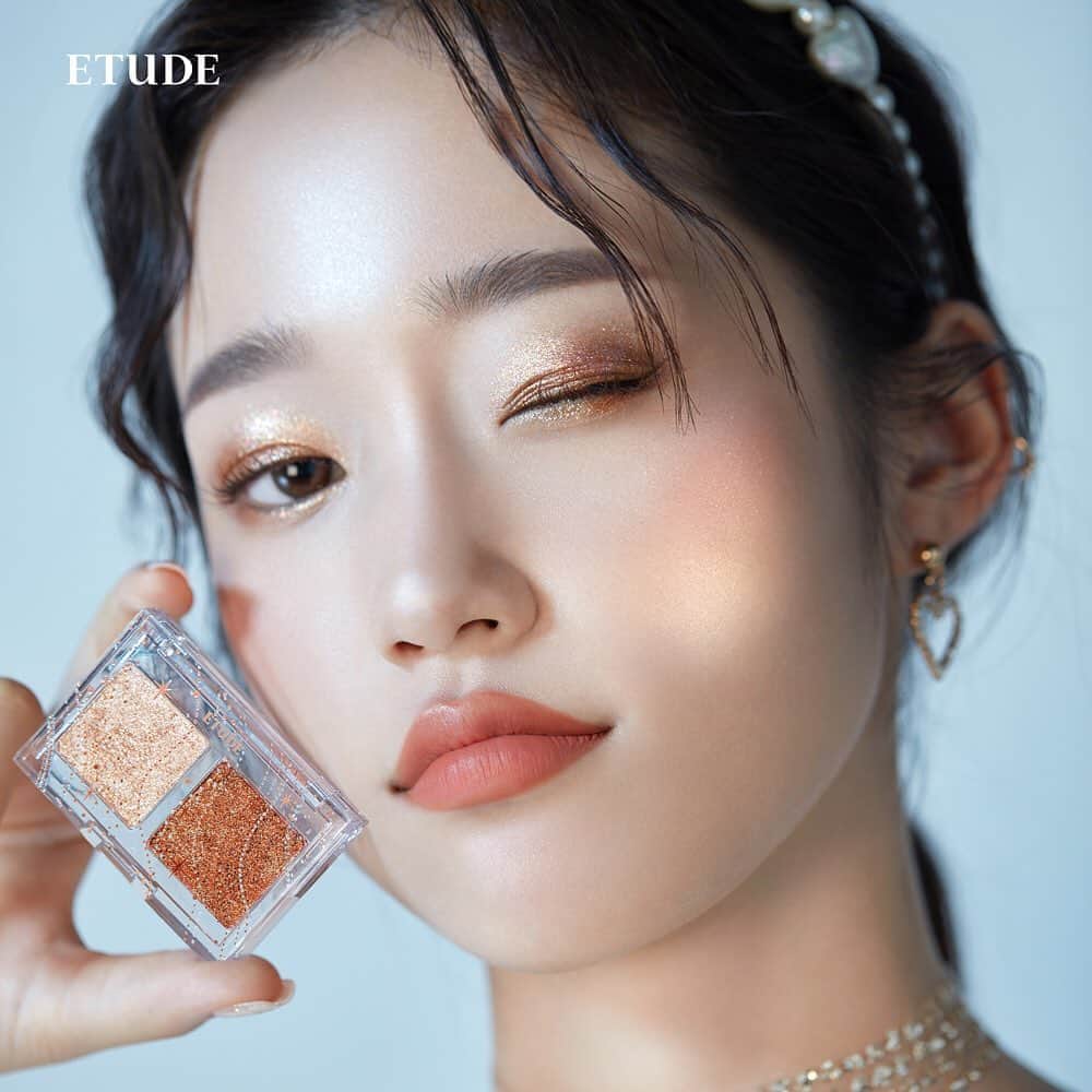 のインスタグラム：「雪の中で灯る光のようにやわらかく煌めくブラウンEYE🌟﻿ -﻿ ぽってりとした立体感を楽しむベージュトーンのリップを合わせて💄💋﻿ -﻿ ナチュラルな血色感とツヤをのせてエレガントな印象に仕上げよう💎✨﻿ -﻿ 使用アイテムはこちら💁‍♀️﻿ 『グリッタースノー エアムースアイズパレット』ウォーム　1,350円（税抜）﻿ 『グリッタースノー フェイスパレット』ライト　1,500円（税抜）﻿ 『グリッタースノー パウダーヴェールリップトーク』BE101  1,350円（税抜）﻿ -﻿ #エチュード #エチュードハウス #etude #etudejapan #etudehouse #グリッタースノー #GlitterySnow #ホリデーコレクション2020 #holidaycollection2020 #メイクアップ #雪 #煌めき #アイシャドウ #フェイスパレット #リップ #Eyeshadow #Facepalette #Lip #新作コスメ #新作 #ラメ #キラキラ #Holiday #new #アイメイク #限定発売 #❄️」