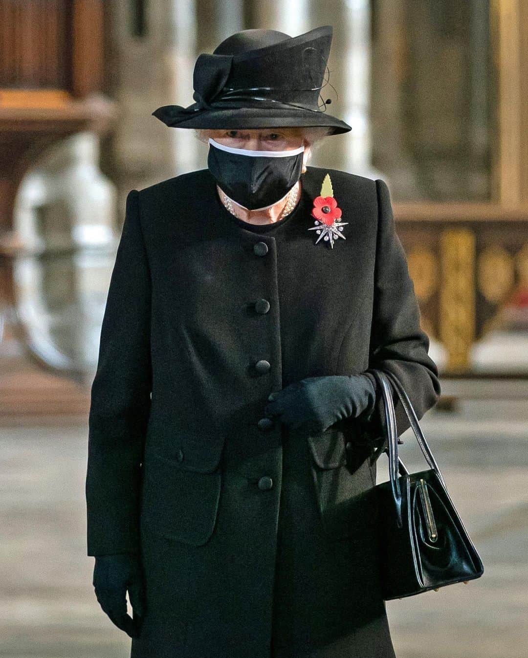 Just Jaredさんのインスタグラム写真 - (Just JaredInstagram)「Queen Elizabeth is wearing a mask for the first time in public while attending a Remembrance Day event in London.  #QueenElizabeth Photos: Getty」11月8日 11時53分 - justjared