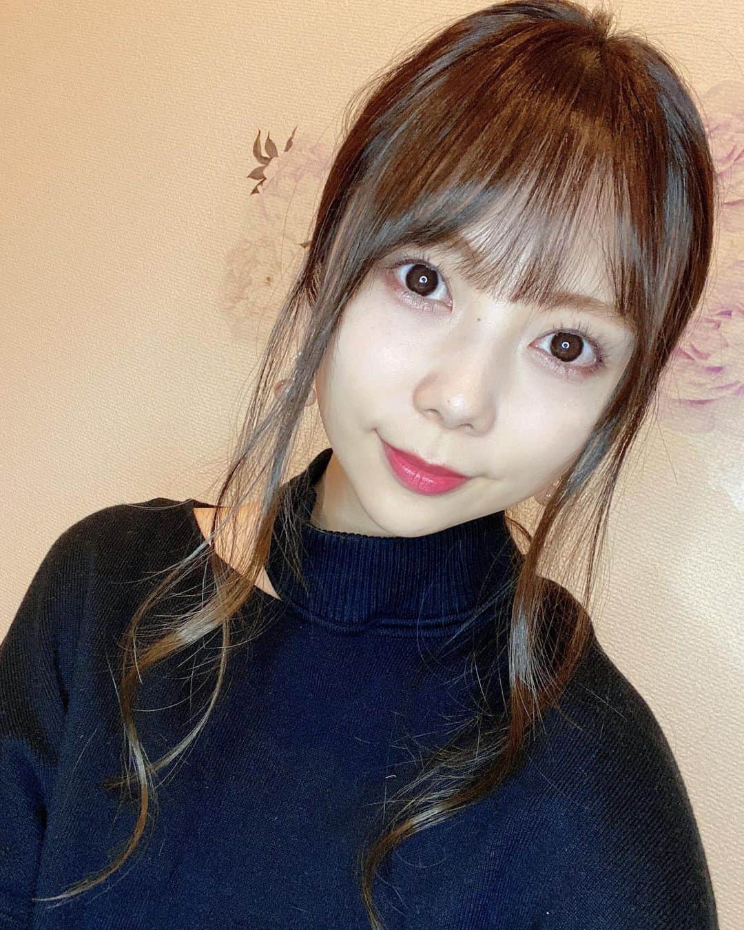 西村季里子のインスタグラム：「・  ※再投稿🙏🏻  美容サロン通い放題サービス @viday_official のアンバサダーになりました💄  美容院、ネイル、エステ、 リラクゼーション、パーソナルジムなどなど、 数多くの美容サロンに月額定額制で 通い放題という夢のようなサービスです🌹  行きつけのサロンが見つからない🤔 行ってみたいけど勇気がない🥺 などなど、 美容サロンへのきっかけを探してる方や、 色々通いすぎてお金がかかる😩 という方も月額9000円〜で とってもお得に通えるので ぜひオススメです👐🏻✨✨✨  ぜひ興味がある方は 美容サロンサービス「viday」の サイトをチェックしてみてください🥀  #viday#美容サロン#通い放題 #アンバサダー#美容#美容院 #ネイル#エステ#リラクゼーション #パーソナルジム#ダイエット #アンバサダー」