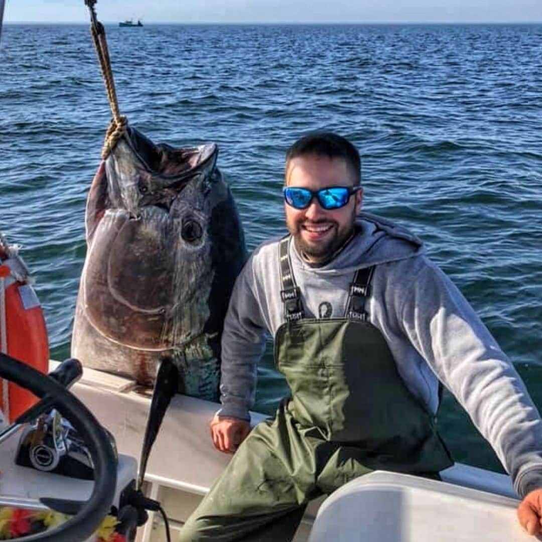 Filthy Anglers™さんのインスタグラム写真 - (Filthy Anglers™Instagram)「A huge congrats to Jon Oliver from Westford, MA - @realchieffisherer (apparently I gave him that insta handle 4yrs ago) - Take a look at this fish of a lifetime he pulled in today! This Blue tuna came in just under 500lbs and was pulled in not far off of Newburyport, MA. Jon was an avid freshwater angler, recently bought a nice ocean boat and if I am a betting man, it’s going to be hard to chase any freshwater fish again! Look at the size of this fish! Scroll for full photo or check out our story! Congrats buddy, we are so psyched you are wearing the old school double hooks for these photos, you are Certified Filthy www.filthyanglers.com #tuna #tuna #tunafish #bluetuna #filthyanglers #outdoors #anglerapproved #boat #wickedtuna #hugefish #giant #getfilthy」11月8日 11時46分 - filthyanglers