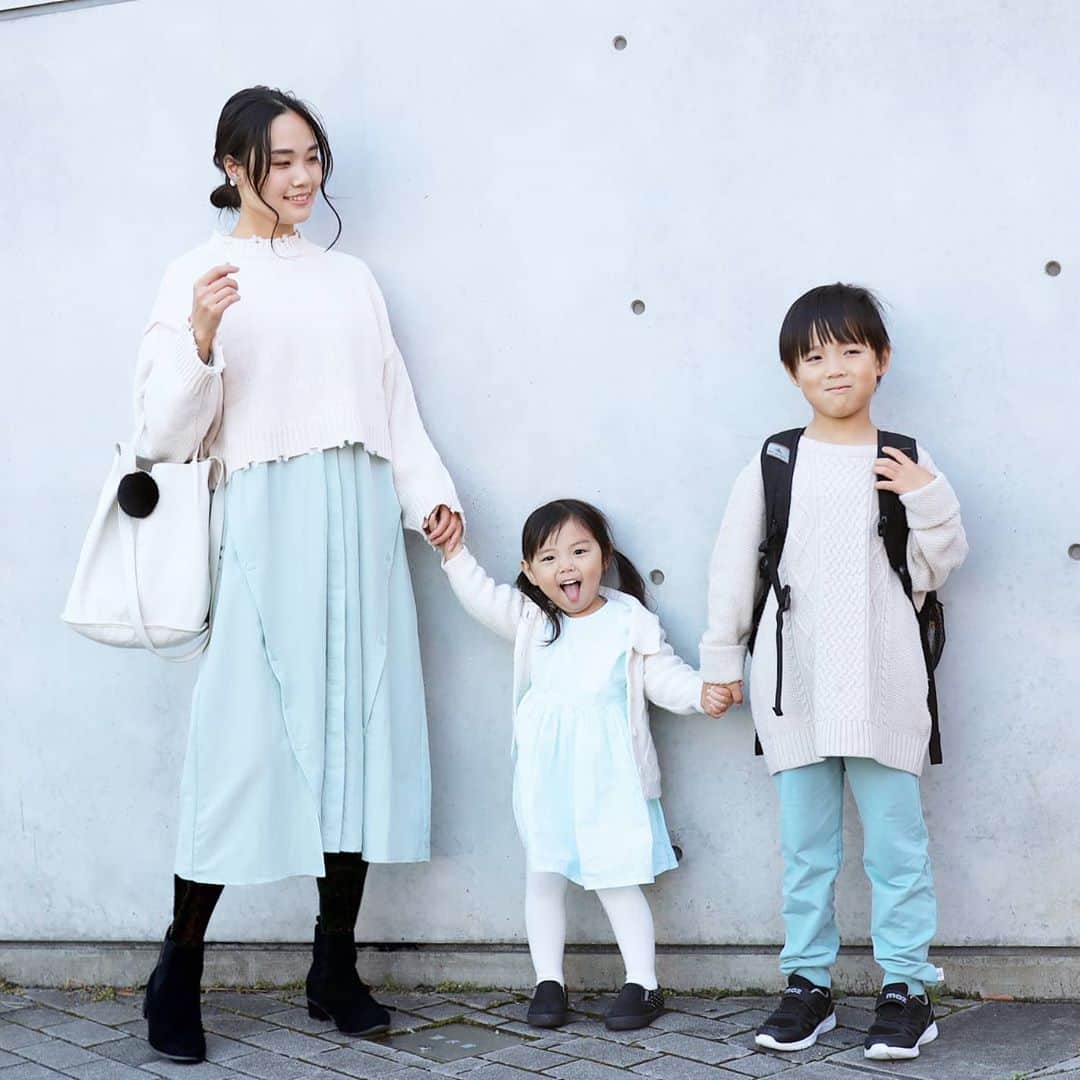 Eri Satoのインスタグラム：「white×mintgreen×blackコーデ · knit,shirt: @rectangle_official  one-piece: @reedit_official bag: @beaure_official pierce: @joueri shoes: @outletshoes_official · @rectangle_official の #ダメージクロップドニット 全身はこんな感じ 子供たちも色を合わせてみたよ🤗 · #rectangle_official#rectangle_code#rectangle#レクタングル#ニット#高身長コーデ#ママコーデ#カジュアルコーデ#親子リンクコーデ愛好家#親子#リンクコーデ#親子コーデ#親子リンクコーデ #秋コーデ#fashion#ootd#outfit#code#coordinate#style#コーデ#プチプラ#プチプラコーデ#mamagirl#locari#partegram#カジュアル#お洒落さんと繋がりたい#malu」