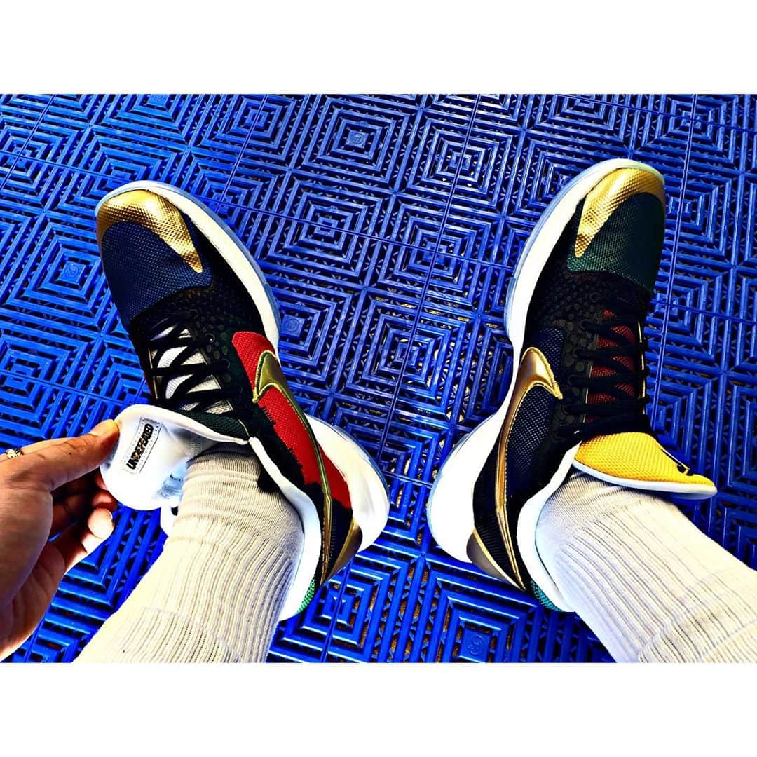 のインスタグラム：「🔴🟢🔵🟡🐍  @undefeated_japan   #kobe #undefeated  #アオキックス」