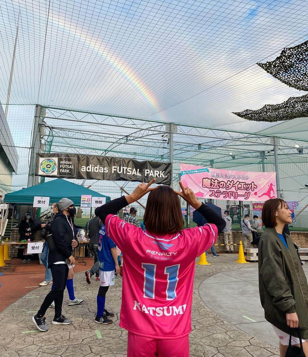 あおい夏海さんのインスタグラム写真 - (あおい夏海Instagram)「昨日のフットサルの試合のピンショット💕 ザナドゥのユニホームがめっちゃピンクで映え😍💕 今回のファッションポイントは 膝のヒョウ柄とゼブラ柄の絆創膏👍笑  全身筋肉痛で起きるの朝辛かった😂 今日もがんばるぞ！   #フットサル #フットサル女子 #ザナドゥ #女子フットサル #サッカー女子 #フットゴルフ #あおい夏海 #ホリプロ #スポーツ女子 #サッカー好きな人と繋がりたい #ユニホーム #ピンクコーデ  #負けず嫌い」11月8日 12時01分 - natsumi.aoi