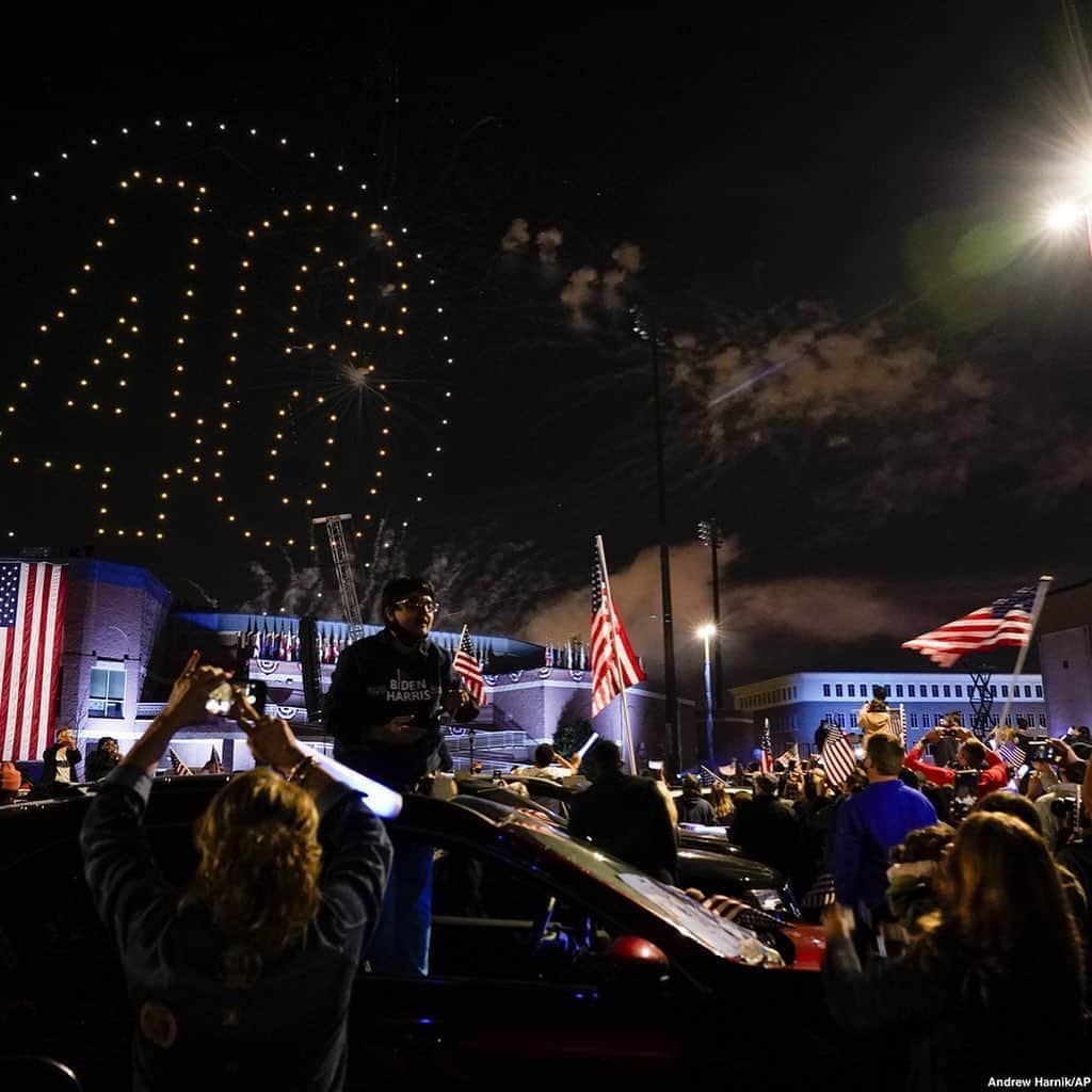 ABC Newsさんのインスタグラム写真 - (ABC NewsInstagram)「Fireworks launched as illuminated drones spell “Biden” and “46” following the victory speeches from President-elect Joe Biden and Vice President-elect Kamala Harris. #joebiden #election2020」11月8日 11時56分 - abcnews
