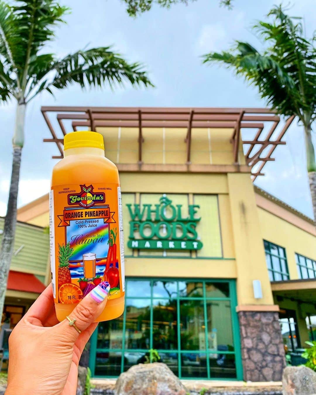 shihoのインスタグラム：「💛🍍🧡🍍💛 ・ Hawaiiにはたくさんの 種類のジュースがある。 その中でも必ず買うのが スーパーで買える 〝Govinda's ゴヴィンダス” Hawaii生まれのフレッシュジュースなの♡ ・ 暑い空気の中でグビ〜〜〜っと😋🧡 濃厚でめちゃめちゃ美味しくて 身体に染みわたーる♡ ・ 最近ではコンビニでも販売されていて 近くで買えるのもうれしい🥰💛 ・ #hawaii#islandofoahu#oahu#ハワイ#trip #オアフ島#travel#loco_hawaii#travel_jp #funtorip#タビジョ#旅MUSE#genic_travel #genic_mag#たびねす#旅行#genic_hawaii #wholefoods#govindas#food#juice#oahuhawaii #tabijyomap_hawaii#lealeahawaii#2020」