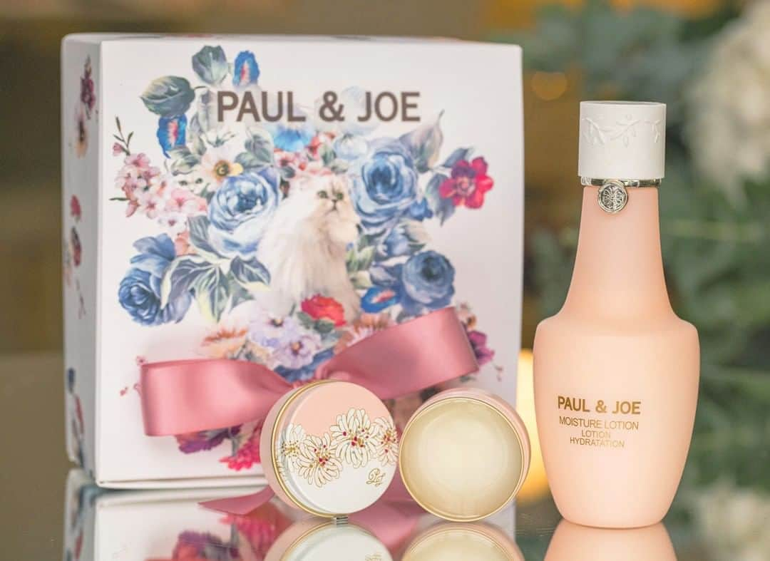 PAUL & JOE BEAUTEさんのインスタグラム写真 - (PAUL & JOE BEAUTEInstagram)「・ 〈Holiday Gift Ideas〉 Give something special to someone special.  Delivering rich moisture to the face and lips, this gift set is sure to become a household staple for the lucky recipient.  ■Moisture Lotion ■Treatment Lip Balm ■Wrapping Box M   〈Holiday Gift Ideas〉 大切なあの人に。一年分の感謝のキモチをこめて こんなギフトはいかが？  美容液みたいな高保湿＊ローションとリップバームをセットしたおうち時間に活躍するアイテムを。 *ポール ＆ ジョーにおいて  ■モイスチュア　ローション 　150ml 5,500円（税込） ■リップトリートメント バーム   1,980円（税込） ■ラッピング ボックス M   440円（税込） 〈店頭とオンラインショップで発売中〉 #PaulandJoe #paulandjoebeaute #ポールアンドジョー #holiday #holidaygift #new #limited #lotion #liptreatmentbalm #skincare #holidaymakeup #holidaycollection #christmas #christmasgift #beautiful #beauty #instagood #instabeauty #クリスマスギフト #プチギフト #クリスマスプレゼント #ホリデイメイク #美容 #美肌 #ツヤ肌 #透明感 #コスメ垢 #デパコス #うるおい #リップ # おうち時間 # おこもり美容」11月8日 12時00分 - paulandjoe_beaute