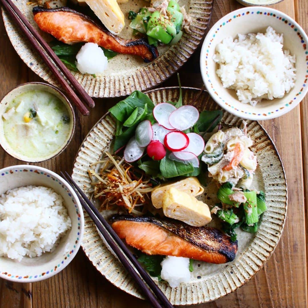 Atsukoのインスタグラム：「Today's brunch 2020.11.08 ･ ･ 焼き鮭 玉子焼 チンゲン菜とツナの和え物  金平牛蒡 玉子焼 マカロニサラダ ベビーリーフと赤軸ほうれん草とラディッシュのサラダ 白菜のミルクスープ ･ ･ @teraoka_organic_farm  さんからの有機のお野菜達を使って❤ 今日使ったのは ･ 牛蒡 人参 チンゲン菜 ベビーリーフ 赤軸ほうれん草 ラディッシュ の6種類。 この他にも、パクチー、蓮根、サツマイモ、小ネギがはいってました✨ みんな有機野菜なので食べるの楽しみ😆さつまいもは娘が好きなので、スイートポテトにしようかと考え中😋 これまた楽しみだ✨✨ 今日は美容院行ってきます👍」