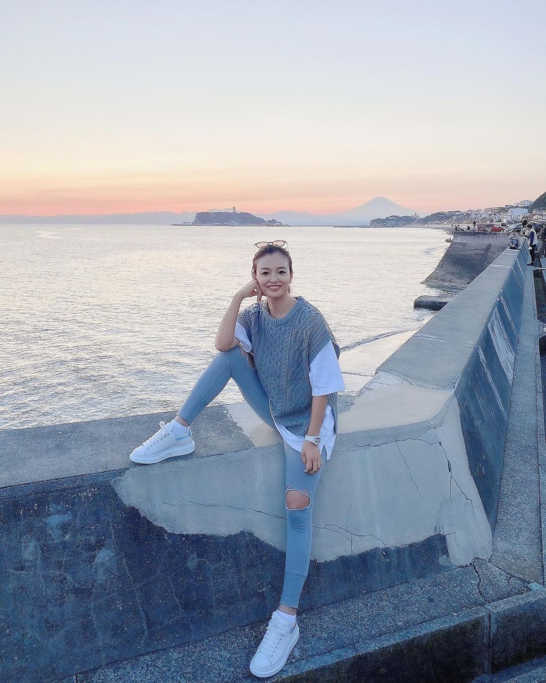紺谷みえこのインスタグラム：「𝐻𝑎𝑝𝑝𝑦 𝑆𝑢𝑛𝑑𝑎𝑦 ☮︎︎  週末は走り回るのでカジュアル　#何報告  #ザラ　#白T好き　#カジュアル　#大人コーデ　#シェリ　#お気に入り　#ユニクロ  #ファッション　#アレキサンダーマックイーン　#コーディネート　  #zara  #white #uniqlo  #alexandermcqueen  #sneaker #casual #ootd #likes #cool #japanese  #fashion   #雲の上には満天の星空　#雲の上には太陽」