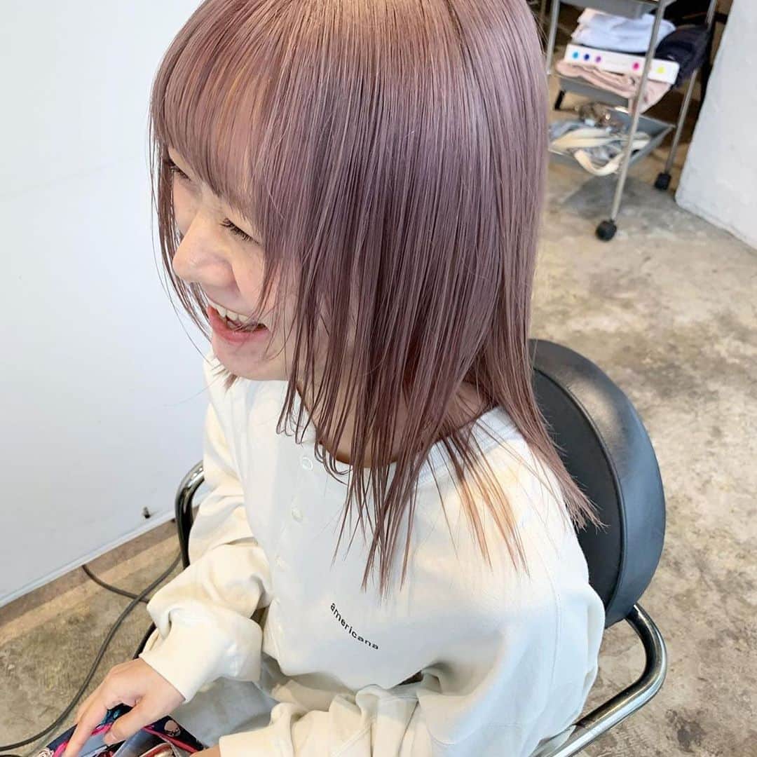 ALBUMさんのインスタグラム写真 - (ALBUMInstagram)「✔style by @hikaru.kinugawa 【 #ALBUM動画_ヘアカラー 】 ↑別パターンはこちら↑  cut + color ¥3,500~ double color ¥8,000~ treatment ¥2,000~ etc... ※店舗により料金が異なります。 . . pink purple silver 〻  ブリーチリタッチをして色落ちも綺麗な色になるような配合にしてあります✴︎  綺麗な色落ちになればまた次もいい色をできますよ🙌 . . こちらのスタイルは 原宿店の衣川 光（ @hikaru.kinugawa ） が担当いたしました！  何かご不明点がございましたら お気軽にコメントください。  担当スタイリストからも コメントいたします！  ALBUM（ @album_hair ） . . TV、CM、映画、広告、タレント、 ミュージシャン、雑誌、ブライダルなどの ヘアメイクも承っております。 . 【お問い合わせ先】 ALBUM OFFICE TEL / ‪03-6712-5547‬ FAX / ‪03-6712-5548‬ MAIL / info@album-hair.com . . . 《求人募集》 ALBUMでは、店舗拡大のため、随時スタッフ募集しております‼ . 「トレンドヘアーを、毎月通える価格で提供。」がコンセプトのサロンです。 めまぐるしく変化する世の中のトレンドを素早くキャッチし、誰にでも手の届くお手ごろなプライスで毎月通えるサロンを目指しております。 . . 《業務内容》 ①正社員スタイリスト ②業務委託スタイリスト ③中途アシスタント . . 《応募方法》 ALBUM公式Instagram TOPページに記載されております URLからご応募くださいませ。 www.album-hair.com/recruit . . #パープルカラー #ピンクカラー #ロングヘア #ロング#美容室 #ヘアスタイル #髪型 #ヘアセット #カラー #ヘアカラー #ハイライト #ブリーチ #ダブルカラー #ハイトーン #ハイライトカラー #ハイライトカラー #原宿 #外国人風 #美容師 #髮型 #髮型師 #染髮 #剪髮 #長髮 #เสื้อผ้าแฟชั่น #ผมยาว#긴머리#hair #longhair」11月8日 12時07分 - album_hair
