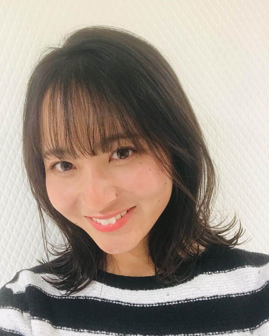 長谷川慧のインスタグラム：「A haircut💇‍♀️💇‍♀️  前髪を切りました〜！ 流行りの韓国風をイメージして薄めの前髪とくびれを入れました。とても可愛く仕上げていただけて満足です😊  @__yuki.i__ さんありがとうございました！  Stylist: @__yuki.i__」
