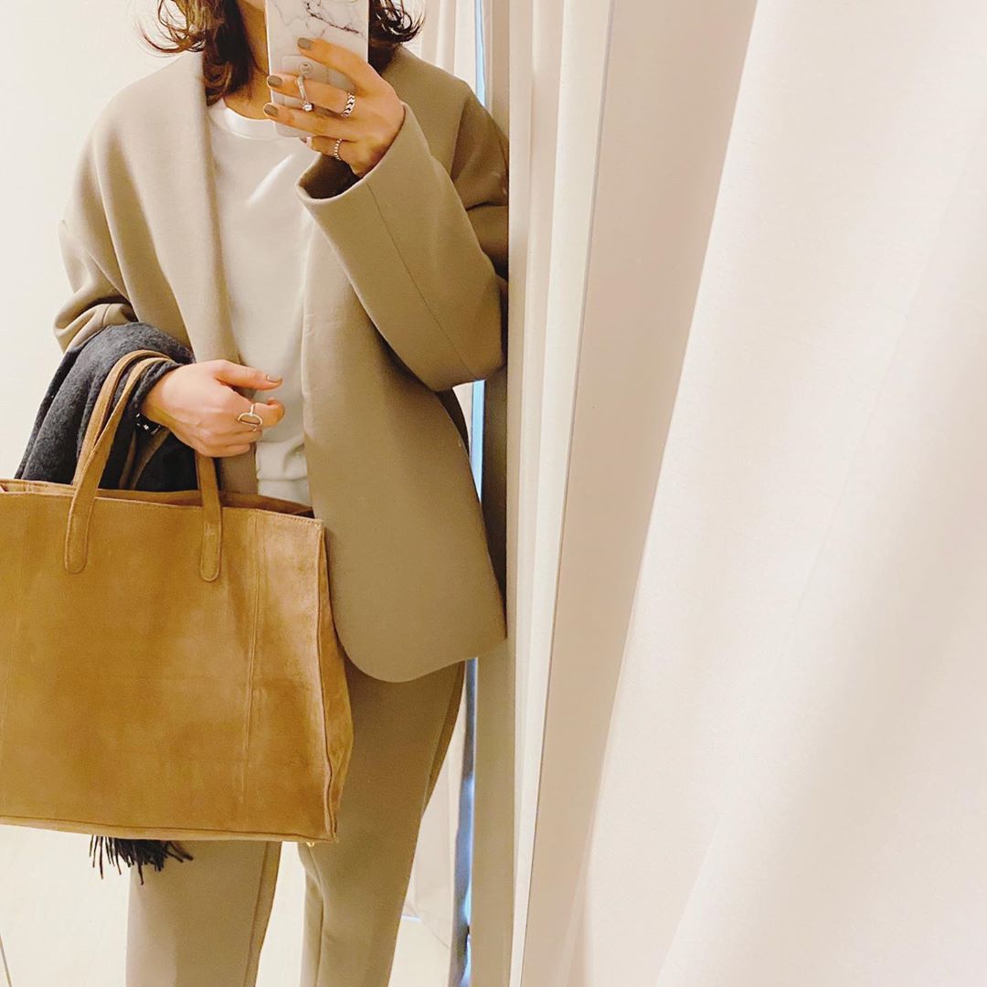 のインスタグラム：「✺✺✺✺✺✺ モチモチしたスポンジ素材の セットアップ  @omnes_web   ✺  #セットアップ  #セットアップコーデ  　  コーデの詳細はブログに書いています  ☟☟  http://s.ameblo.jp/aiai987654  #fashion#outfit#style#coordinate#instagood#ootd#pic#instapic#コーデ#コーディネート#スタイリング#プチプラコーデ#本日のコーデ#大人カジュアル#プチプラ  #カジュアル #アラフォー #アラフォーコーデ #アラフォーファッショ#秋コーデ #秋冬コーデ #ベージュコーデ #ベージュカラー」
