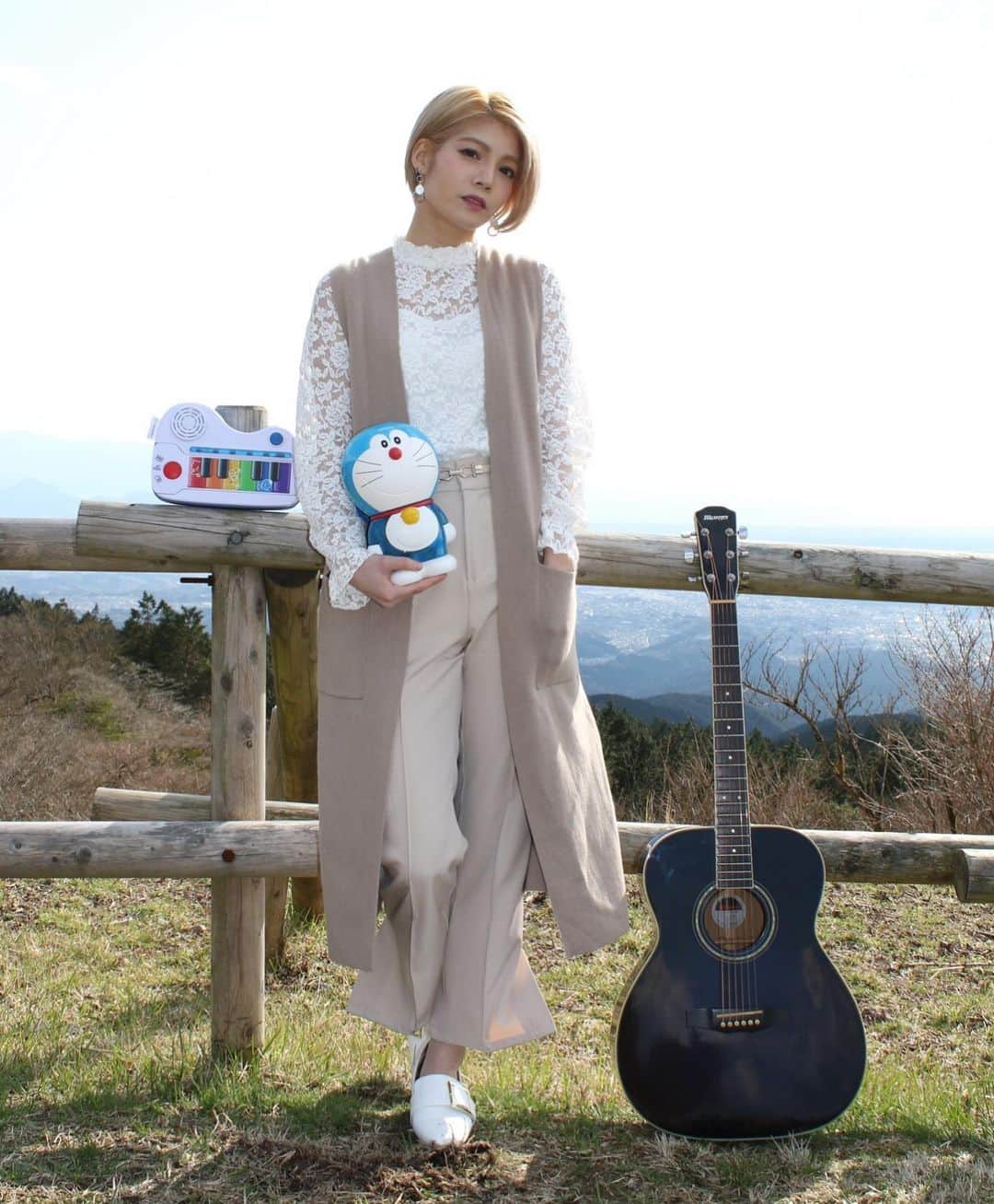 のインスタグラム：「ドラえもん💙 ・ ・ #ポートレート #被写体 #撮影 #遊び心 #アコギ女子  #📷 #photo #photography #portraitphotography #portrait  #guitar #acousticguitar #pic #picture」