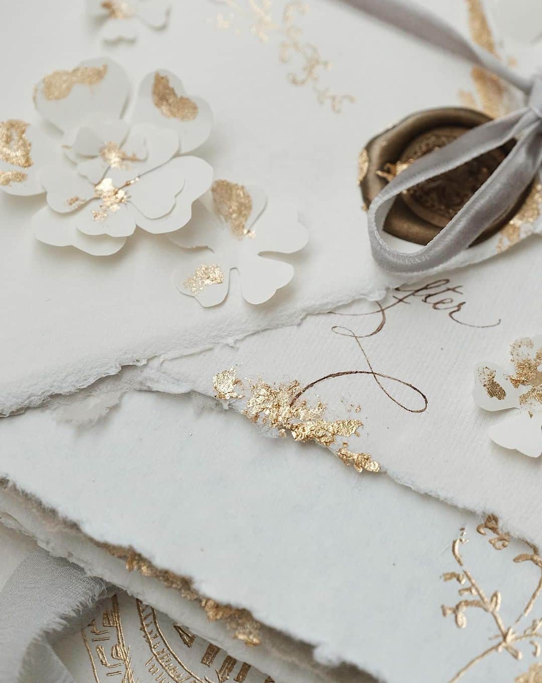Veronica Halimさんのインスタグラム写真 - (Veronica HalimInstagram)「Handmade styled shoot bundle artwork for @stephaniebudiman and Adhitya in light and fluffy neutral color palette. Combining handmade paper petals in the suite to add in the airy and delicate feel to the whole invitation mood, inspired by the lightweight and romantic looks from her white dress.   —  #vhcalligraphy #truffypi #カリグラフィー #カリグラフィースタイリング #モダンカリグラフィー #calligraphystyling #カリグラフィーワークショップ #weddingstationery #moderncalligraphy #handmadepaper  #penmanship #ウェディング #ウェディングアイテム #カリグラファ #スタイリングワークショップ #スタイリング #prettypapers #weddingsuite #styledshootbundle」11月8日 12時17分 - truffypi