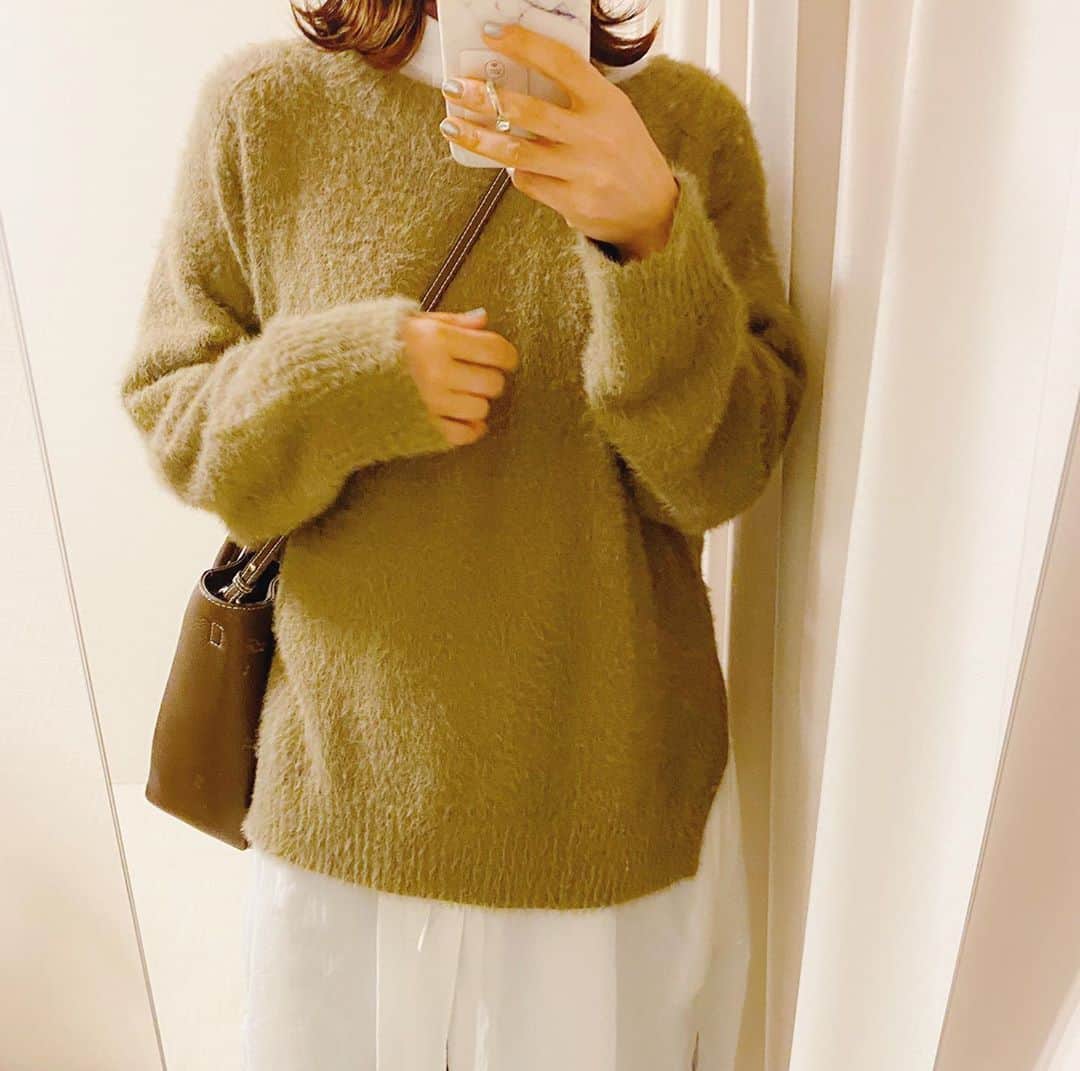 aiaiのインスタグラム：「❋  フワフワで気持ちいい シャギーニット  @jungle___jungle   ❋  #シャギーニット  #ニットコーデ   コーデの詳細はブログに書いています  𖤐𖤐𖤐𖤐  #fashion#outfit#style#coordinate#instagood#ootd#pic#instapic#コーデ#コーディネート#スタイリング#プチプラコーデ#本日のコーデ#大人カジュアル#プチプラ  #カジュアル ##アラフォー #アラフォーコーデ #アラフォーファッション#秋コーデ #秋服コーデ #ブーツ #ショートブーツ #ベージュコーデ#シャツワンピース #シャツワンピ」