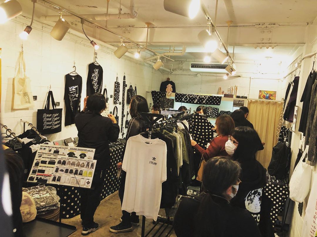 のインスタグラム：「【高松ランチタイム水玉ニュース！】最終日！17時までお待ちしてます！最高なRockなセレクトショップAUDIO隣のAUDIO GALLERY(高松市常磐町2-3-36)でコロナ感染対策しっかりとお待ちしてます！AUDIOさんと是非連動で行ってください！僕はずっと居ます！ #STINGRAY #サウシュー #高松」