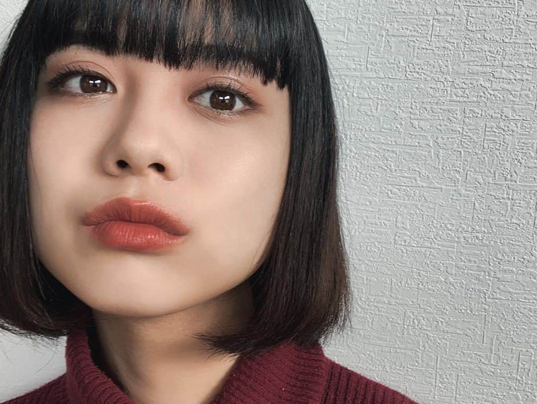 のインスタグラム：「二重幅が広くなってきて 頑張って目を開かないと眠そうと言われてしまう🥱😪  目は自分の好きなところだから、 そろそろアイケアに力を入れていく所存でございます、、、😪🥱  #二重#アイケア#eye #目#👀」