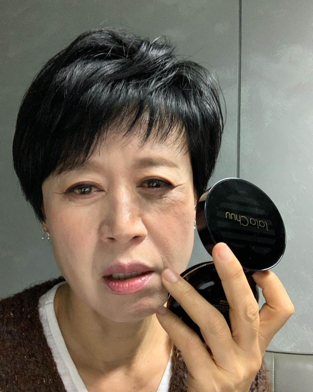 パク・ミソンのインスタグラム：「화장 좀  고칠려고  했는데 ㅠㅠ  . 콤팩트 인줄  알고 ㅠㅠ . . 새치 커버  쿠션을 ㅠㅠ . . 얼굴에다가 ㅠㅠ . . 미쳤어 ㅠㅠ . . #나이먹구 #자꾸실수#좋은하류되세요 #웃고삽시다」