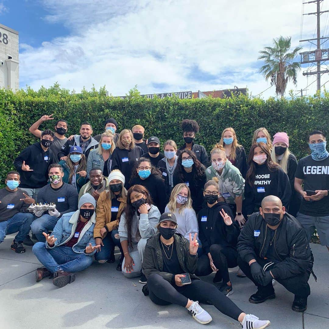 ジョーイ・ライアンのインスタグラム：「Had a wonderful birthday serving the community with these absolute legends at Zoe Cares Market today. Then they surprised me with a cake and took me out to eat. Could not be more grateful. Thanks to everyone who sent messages as well. Feeling truly blessed this day.」