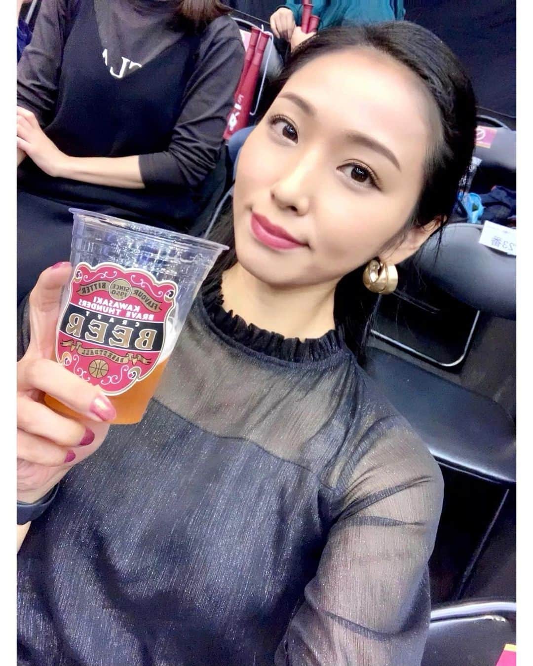 のインスタグラム：「11/7(土)Bリーグ🏀 川崎ブレイブサンダースvs琉球ゴールデンキングス in とどろきアリーナ . すごく楽しみにしていた、だーい好きなキングスと推しが多くて好きな川崎の試合🥰 初の川崎ブレイブサンダースのホームゲーム🏀♪ ネイルも赤で💅 演出もチアもすごい良かったし✨ 試合も見応え抜群でした😍‼️ あと、このビール🍺すごい美味しかった〜‼️ フルーティーなフレーバー😚💓 . 岸本選手の3Pとスティールは相変わらず胸熱🔥 並里選手はやっぱりファンタジスタ👏 . 藤井選手、青木選手、増田選手が一緒にコートでプレーしてるのもテンション上がったし 藤井選手のディフェンスやっぱり目の前で観るのすごい🥺✨ . 昨日は、ボール飛んできて投げ返した🏀 試合球触っちゃった〜‼️ 幸せ〜☺️笑 . 今日はもっと早く会場に行こう〜♪ そして、抽選今日こそ当たるといいな🥺💓@nocty_event  #司会 #mc #モデル #model #リポーター #ナレーター #reporter #ナレーション #スポーツmc  #イベント #イベントmc #神戸麻衣 #静岡モデル #basketball #バスケットボール #bリーグ #川崎ブレイブサンダース #琉球ゴールデンキングス #川崎 #とどろきアリーナ #ノクティエキサイトマッチ」