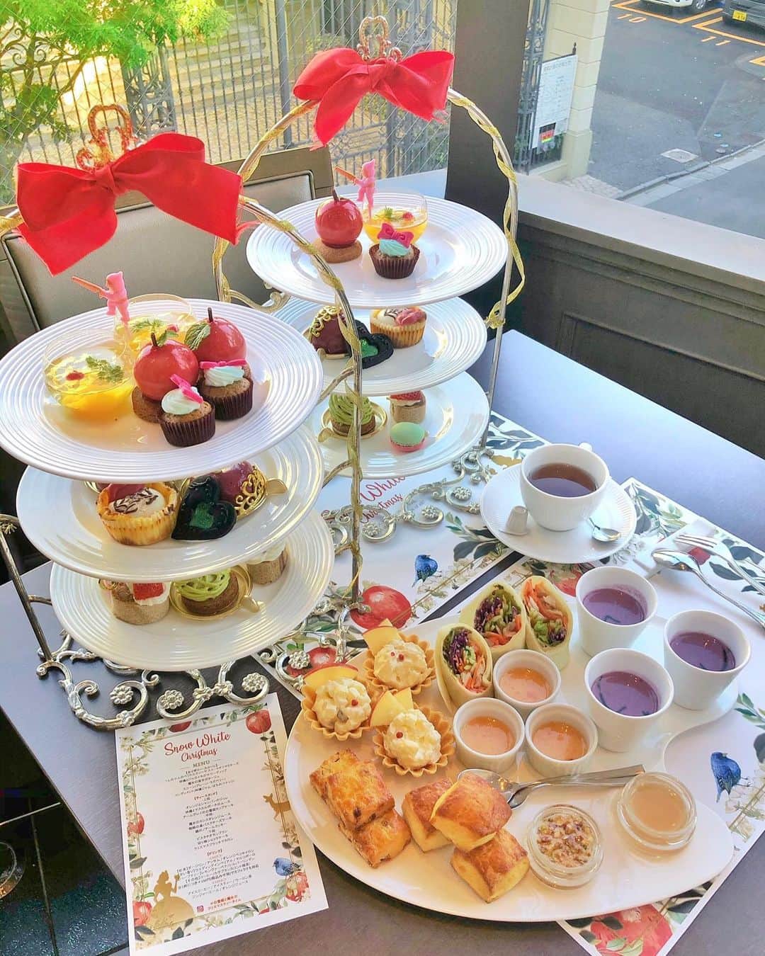蘭子さんのインスタグラム写真 - (蘭子Instagram)「Snow White Witch Christmas Tea Time...☕ 白雪姫と魔女のXmasティータイム👸🏻👑🍎🎄 . . コンセプトからもうウキウキしてしまいませんか？😍❣️ . そして、ここのアフタヌーンティーの醍醐味はなんと言っても！ 青山セントグレース大聖堂を眺めながら頂けるところなのです✨✨👏🏻 その名も「恋人の聖地」🌸💒💗ｽﾃｷｨ🥰 . 女子心くすぐりポイント満載です✨ . . 内容もすごく可愛くて、リンゴモチーフ🍎や、王冠がついていたり👑 眼福沢山でこれでこそアフタヌーンティー💓 . 飲み物は14種類が飲み放題🍹 . . こんな素敵な所が表参道のあの通りのすぐ近くにあったなんて🤭 . テイクアウトも出来るみたいで、お家でティータイムも素敵ですね😍 . 1/31までだそうです☺︎✓ . . . . . . #表参道#表参道カフェ#表参道ランチ#表参道グルメ#銀座#銀座カフェ#渋谷#渋谷カフェ#アフタヌーンティー#アフタヌーンティー巡り#東京カフェ#新宿#恵比寿カフェ#銀座ランチ#今日のコーデ#代官山カフェ#表参道カフェ#女子会コーデ#おしゃれさんと繋がりたい#おしゃれな人と繋がりたい#カフェ巡り#カフェ好きな人と繋がりたい#カフェ部#フォトジェニックスイーツ#フォトジェニックスポット#カメラ部#グルメ#グルメ部#グルメ好きな人と繋がりたい#ディズニー好きな人と繋がりたい#映えスポット」11月8日 12時32分 - xx_ranko_xx