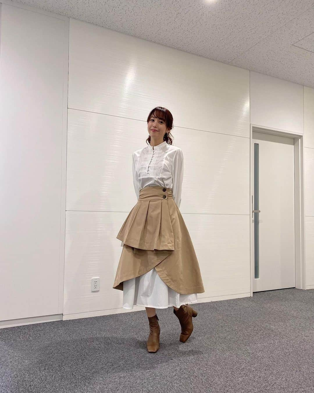 鷲見玲奈さんのインスタグラム写真 - (鷲見玲奈Instagram)「. 名古屋にて「前略、大とくさん」に出演してきました✨ 地元の話をできるって、なんだか嬉しいなぁ☺️ . そんな今日の衣装は、巻きスカートのデザインがとても可愛いカフェ店員さん風でした🤍 中は白のシャツワンピになっているので、スカート無しでも着られるんです😻 . 👗 @labelleetude_official 👢 @randa_pic . #大とくさん  #中京テレビ #衣装 #ottd #ottdfashion」11月8日 12時49分 - sumi__reina