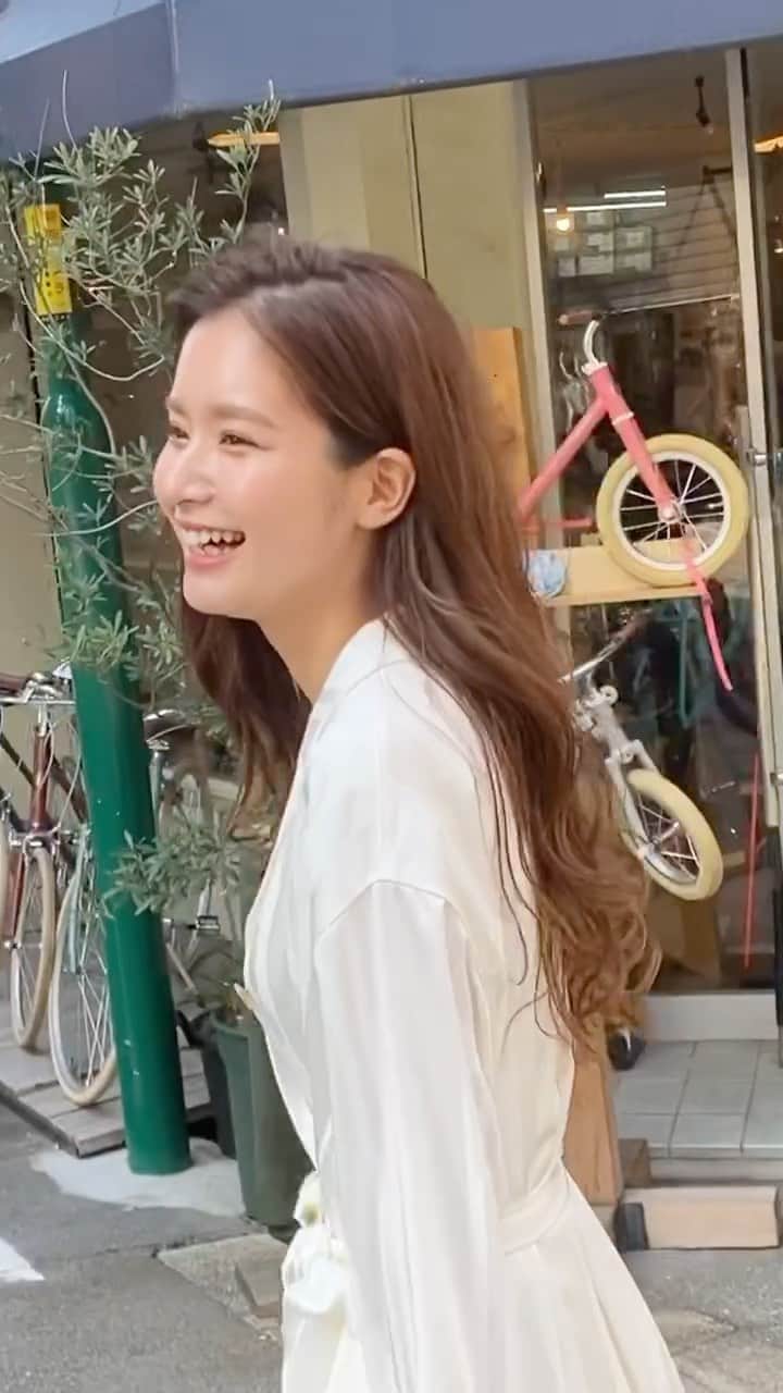 のインスタグラム：「撮影のオフショット📸  楽しいスタッフさん達と居てると 終始笑ってる🤣💞  #リール #オフショット #サロン #撮影 #ロングヘア #ヘアメイク #snowjam  #salon #hair #make  #畔勝遥」