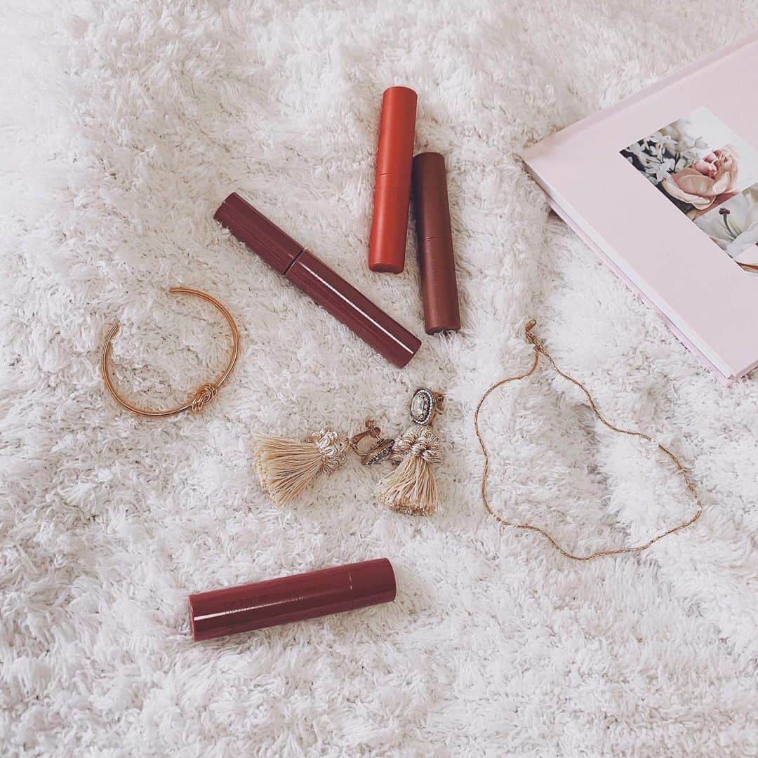 のインスタグラム：「秋冬コーデに合わせたい色味のコスメと ゴールドアクセたち🍂❤︎ . @ettusaisjp  エテュセから新しく11/5に発売された リッチスタイル💄🤎  ⭐︎リップエディション プランパー   リッチスタイル01 クリアラベンダー(3.4枚目) 塗ってみるとスースーするリップ💫 美容オイルで縦じわの目立たないぷっくりとしたら ツヤツヤの仕上がりになるよ！ これはお家いるときにも使ってる♡  ⭐︎アイエディション マスカラベース    リッチスタイル(5枚目の写真で使用)  これは9月から発売されていてよく使う ⭐︎リップエディションティントルージュ01 　ブライトレッド ⭐︎リップエディションティントルージュ07 　チョコレートブラウン  (5枚目の写真で使用)  ティントルージュシリーズは 一本で潤うし色持ちもいいから毎日マスクでも 使える優秀リップ♡ お気に入りで3本持ってる💋 とくに07番は結構な頻度で使ってる＾＾  #エテュセ#プランパー#ティントルージュ#マスカラベース#カラーマスカラ#コスメ新作コスメ#コスメレビュー#メイク#毎日メイク」