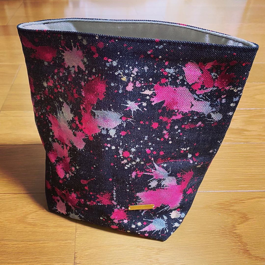 興梠友理のインスタグラム：「【CxM】PORTER-SPLASHED PAINT -custom order-  ・ 生地はブラックデニム、スプラッシュペイントはネオンピンク&ホワイト✨(私の愛用シューズ「スクワマ」の配色) ・ 先月オーダーしたのがあまりにも使いやすくて気に入ったので、結局色違いをもう一つオーダーしちゃった🥰 ・ チョークバッグの底にある隠しポケットはホント便利‼️(写真4) ・ そして今回も#JAZZYSPORT ワッペンでカスタマイズ☝️(写真5) ・ こっちをホーム用にして、もう一つを遠征用にしようかなー😙 ・ #CxM #cbym #climbing #bouldering #chalkbag #chalkbucket  #シーバイエム #クライミング #ボルダリング #オリジナルチョークバッグ #チョークバッグ #チョークバケット」