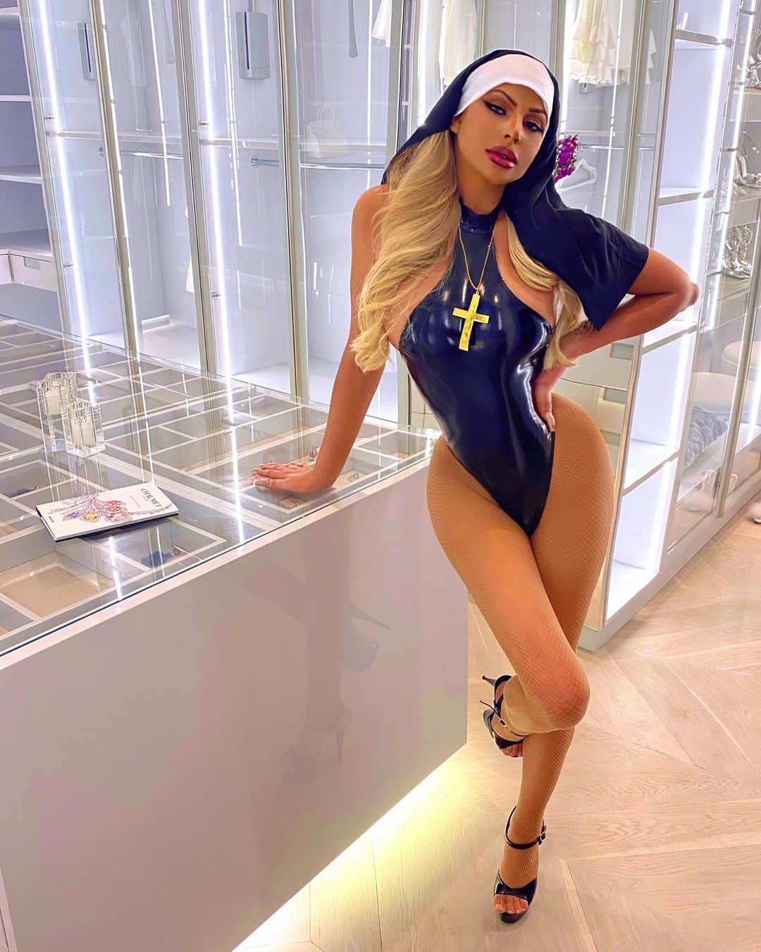 ロリン・ヨークのインスタグラム：「Confess your sins baby 🥀  Photo/video/commentary brought to you by @vinnybehappy.」
