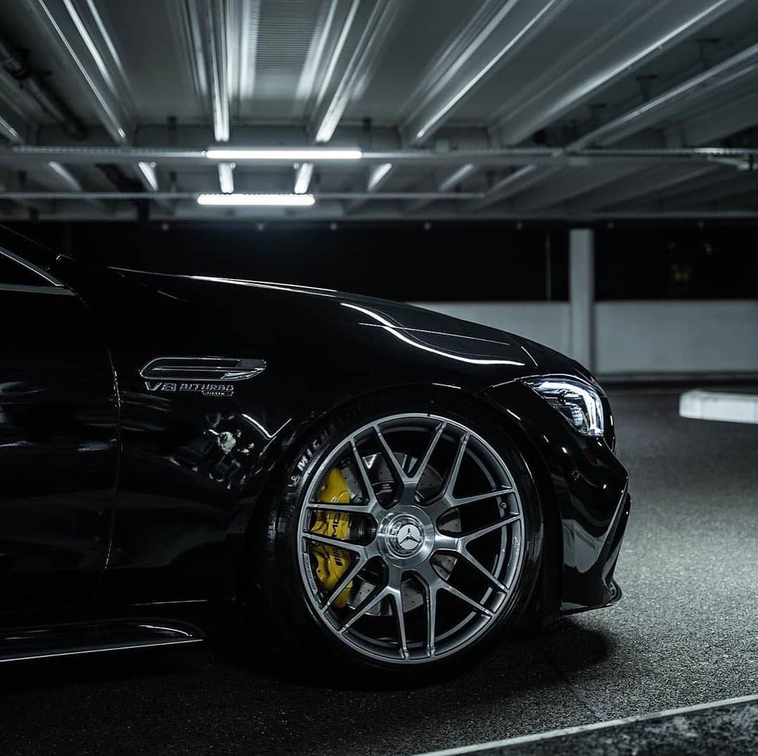 CARLiFESTYLEさんのインスタグラム写真 - (CARLiFESTYLEInstagram)「Mercedes AMG GT63 S 👍🏽or👎🏽? Photo by @srs_swissrichstreets #carlifestyle」11月8日 12時57分 - carlifestyle