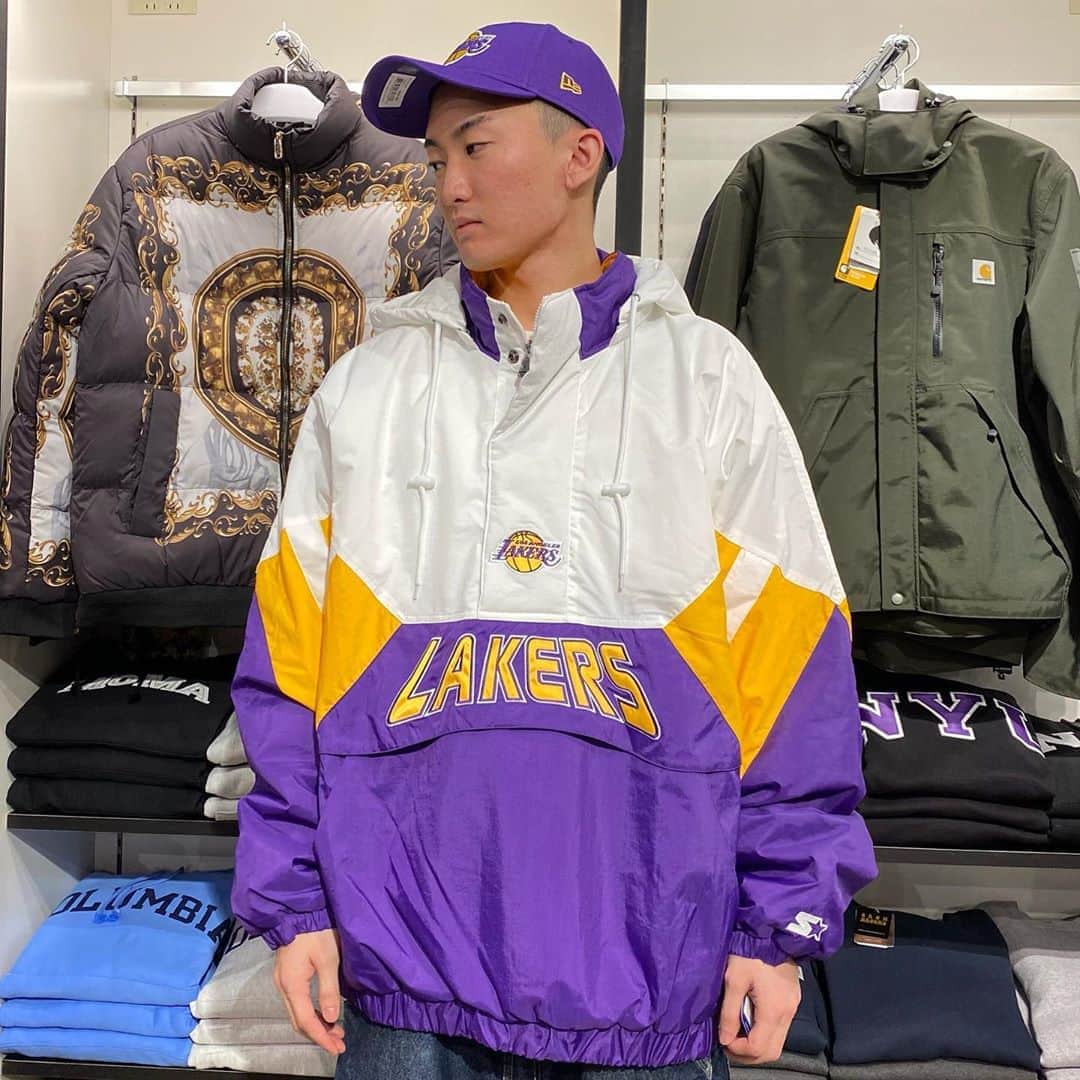 のインスタグラム：「STARTERよりANORAK JACKET入荷致しました🌟 中綿入りで保温性にも優れています🧏🏽‍♂️ . 🗽DiverCity🎡 11:00~20:00  ※GROW AROUND Diver City店 平日と土日祝日にて営業時間が変更となっております。ご来店の際は営業時間にお気をつけください。 (平日)11:00~20:00 (土日祝)10:00~20:00  . #growaround  #growaroundnewarrivals  #growarounddivercity」