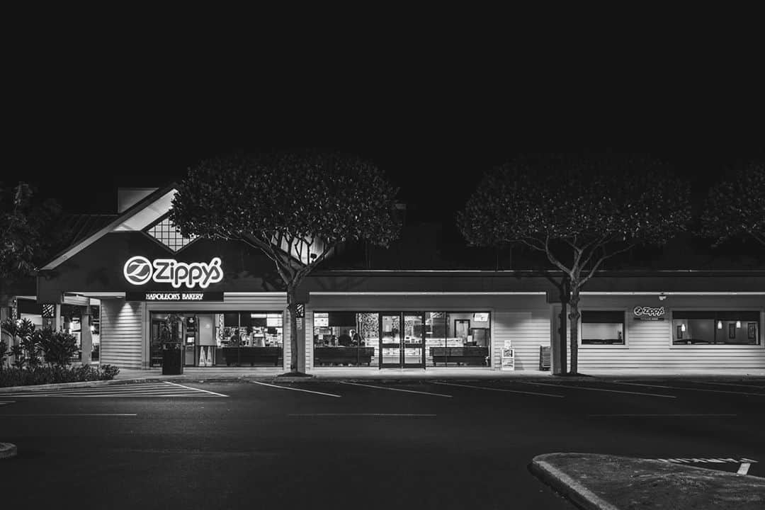 Zippy's Restaurantsのインスタグラム：「An employee at our Mililani location informed us yesterday that they tested positive for COVID-19. They last worked on Friday, 10/30 and they have been on leave since then.  The entire location went through our deep sanitation protocols last night, disinfecting both customer facing areas and the back-of-house.   Hawaii is starting to see an uptick in positive COVID-19 cases. We ask that everyone remain vigilant by continuing to wear masks, wash hands frequently, keep physical distances, and avoid gatherings outside of your home. Many Hawaii businesses, and their employees, barely made it through the second shut down; some businesses didn’t make it through at all. A third shut down will be devastating to Hawaii. We can avoid more businesses shutting down if we keep our guards up.   We wish our team member and their ohana a speedy recovery.」